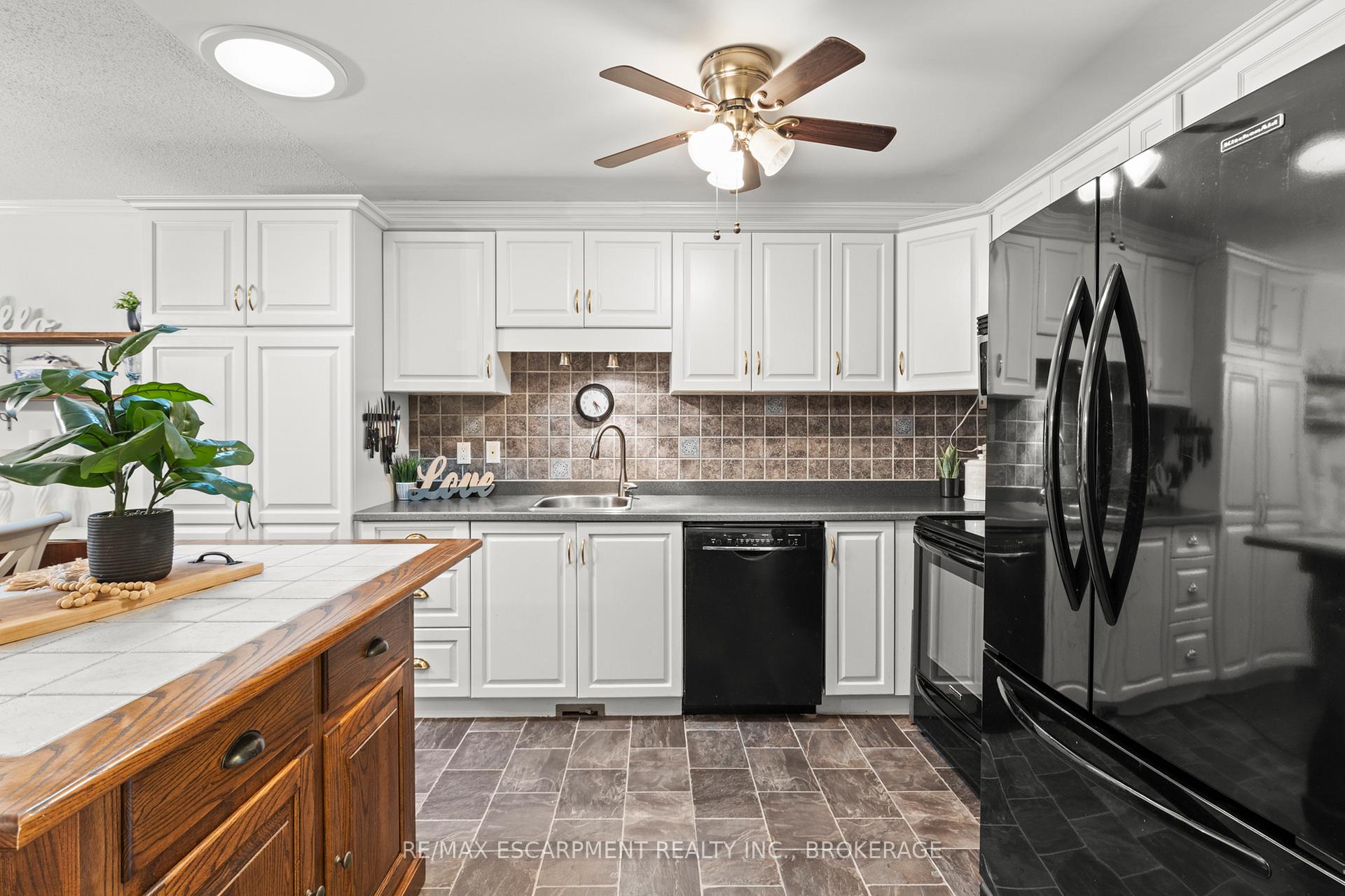 Photo 10 of Unit 10, 19 Bartlett Avenue, Grimsby, Grimsby East — HOMEH