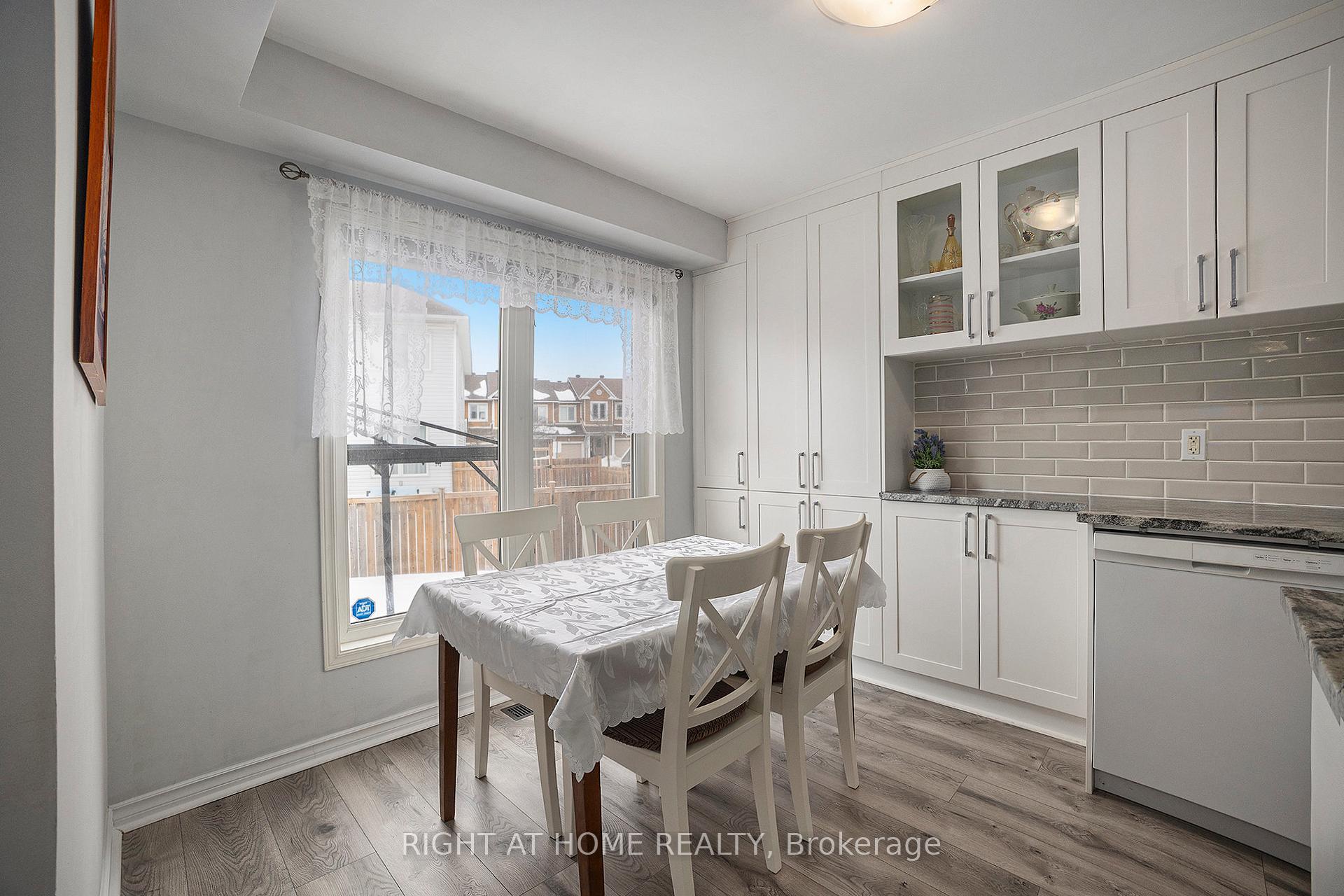 Photo 7 of 50 Madaket Private, Ottawa, Kanata - Emerald Meadows/Trailwest — HOMEH