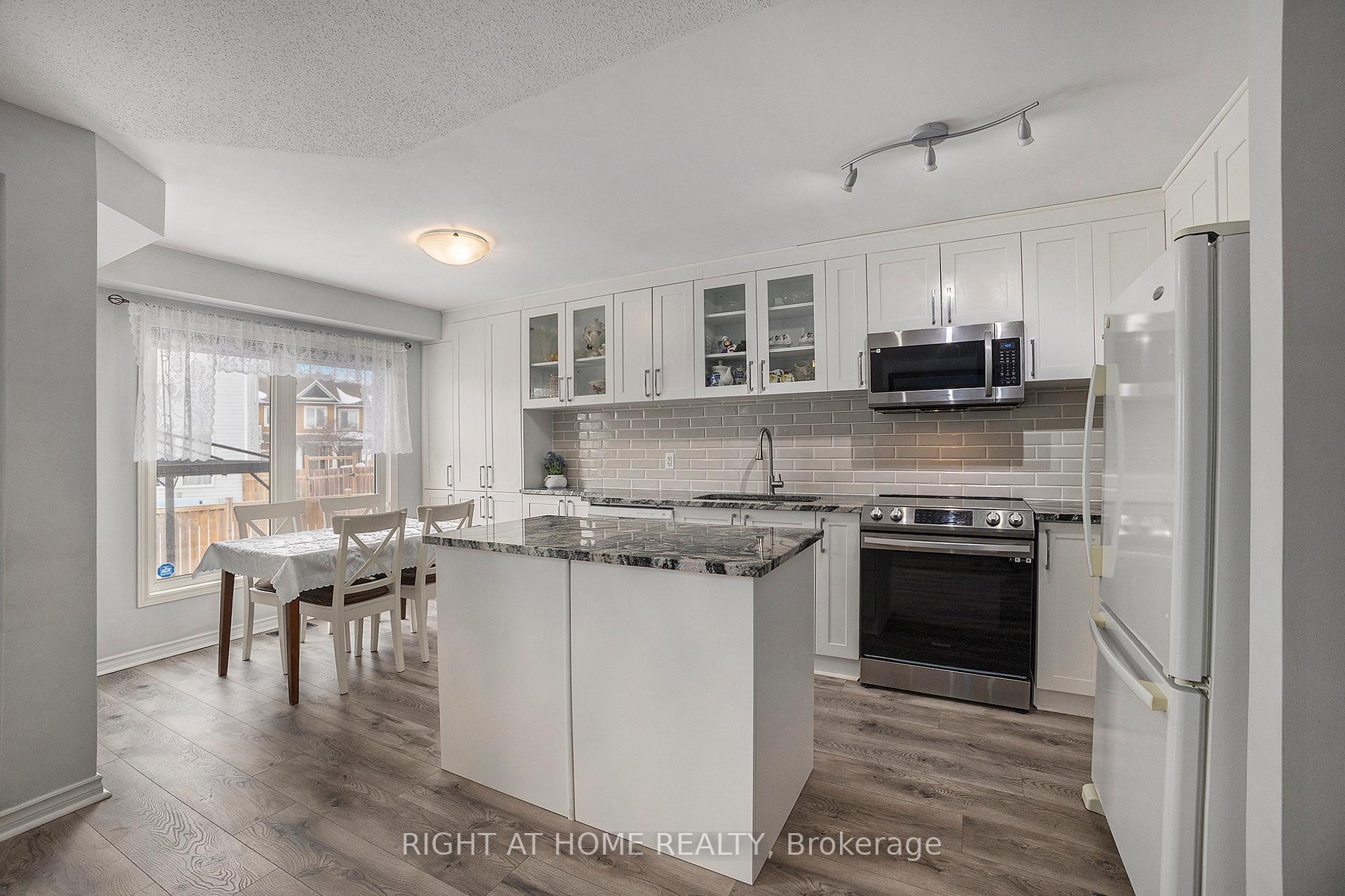 Photo 8 of 50 Madaket Private, Ottawa, Kanata - Emerald Meadows/Trailwest — HOMEH