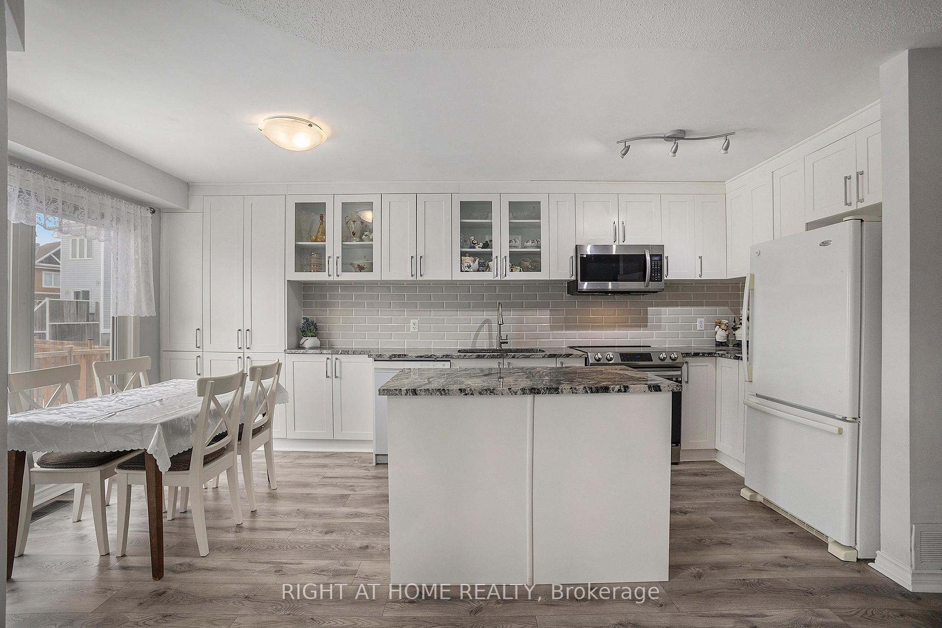 Photo 9 of 50 Madaket Private, Ottawa, Kanata - Emerald Meadows/Trailwest — HOMEH