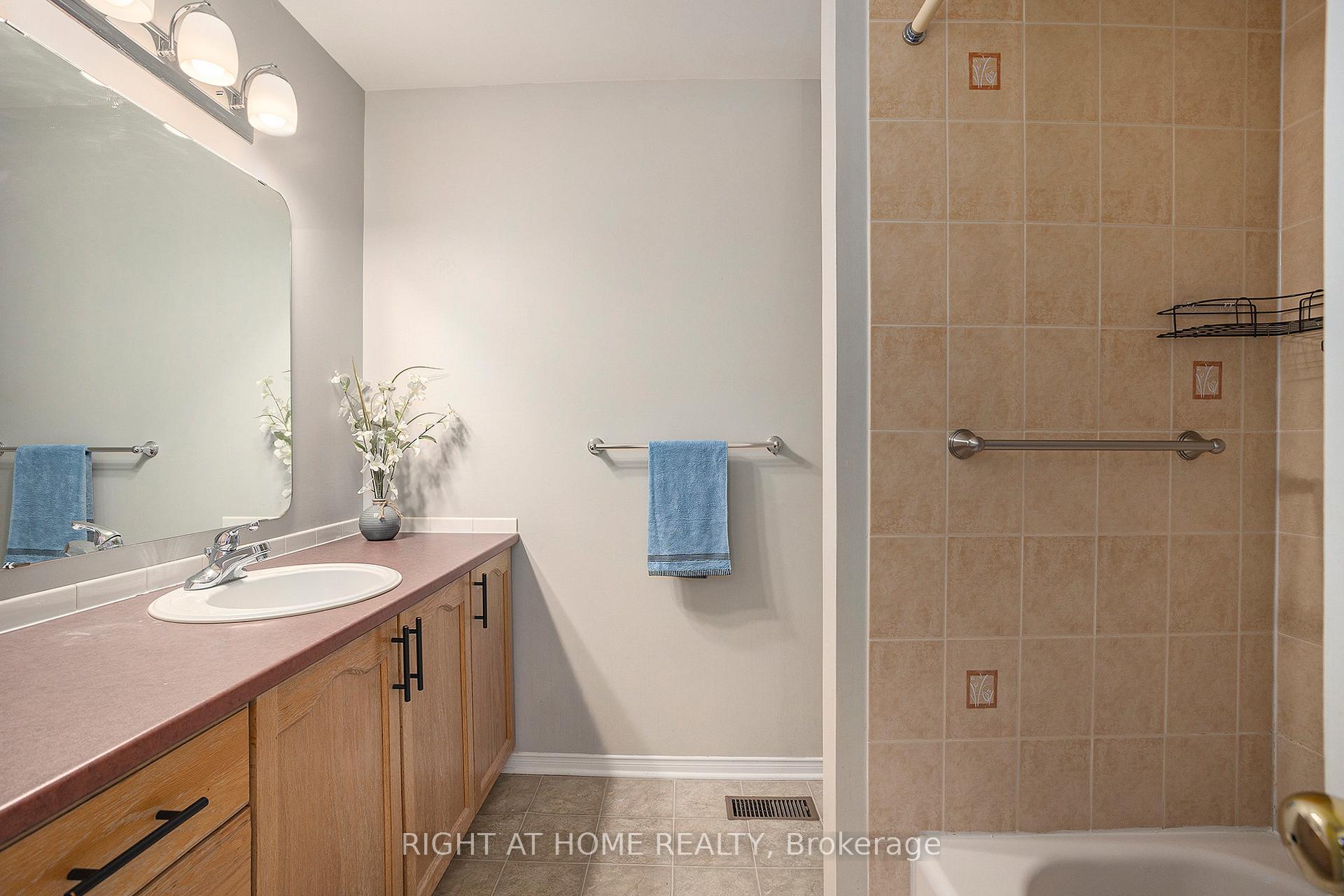 Photo 17 of 50 Madaket Private, Ottawa, Kanata - Emerald Meadows/Trailwest — HOMEH