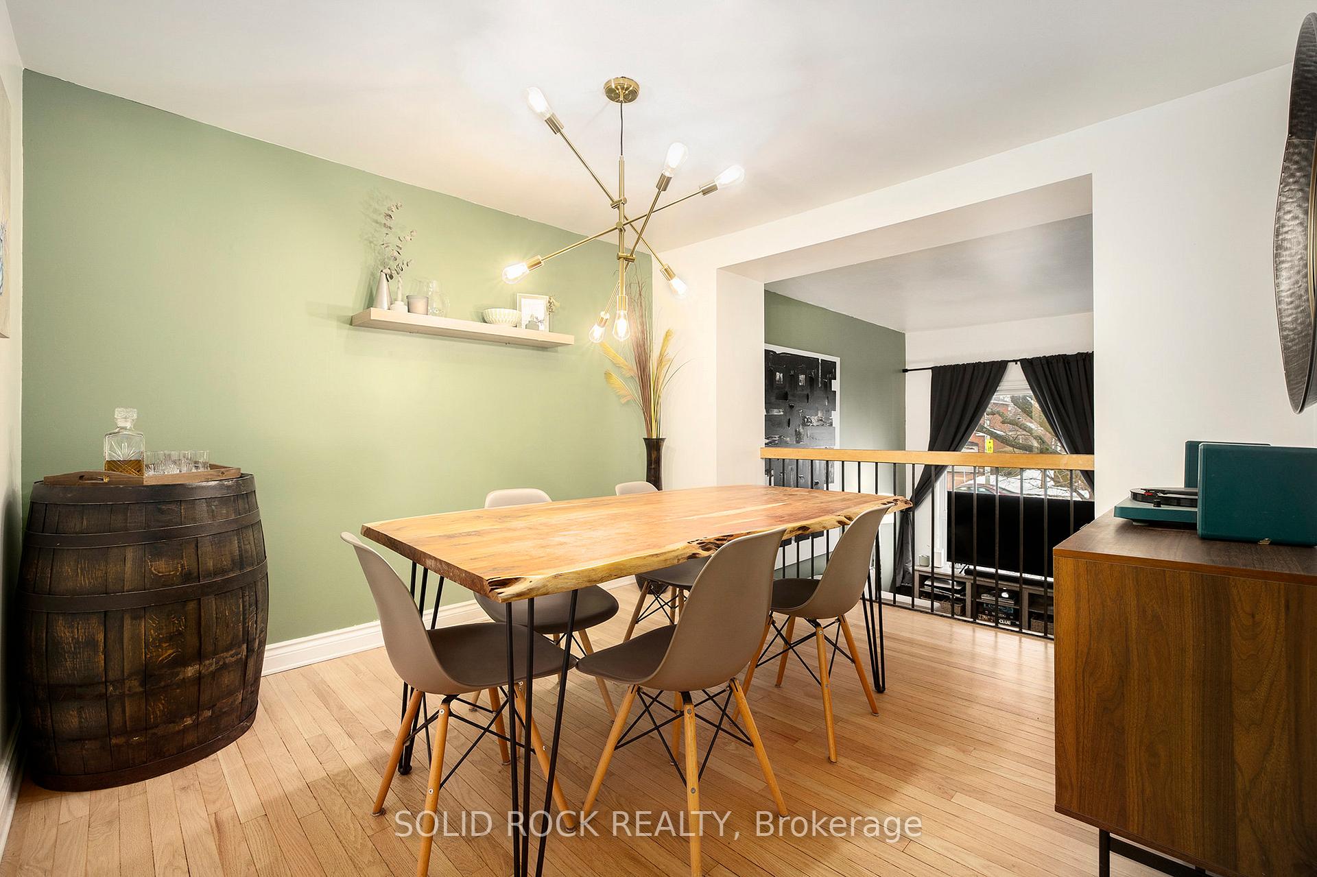 Photo 8 of 10 Esterlawn, Ottawa, McKellar Heights/Glabar Park — HOMEH