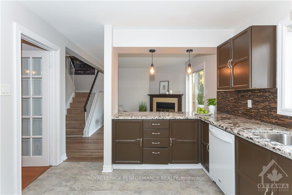 Photo 10 of 32 Buckingham Pvt, Ottawa, Hunt Club Woods — HOMEH