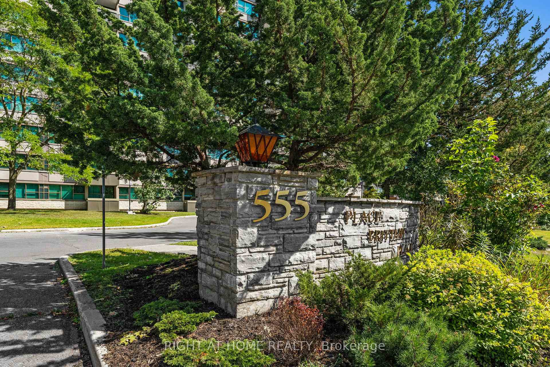 Photo 3 of Unit 106, 555 Brittany Drive, Ottawa, Viscount Alexander Park — HOMEH