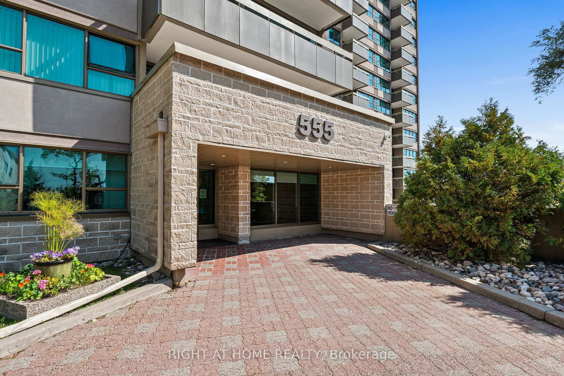 Photo 4 of Unit 106, 555 Brittany Drive, Ottawa, Viscount Alexander Park — HOMEH