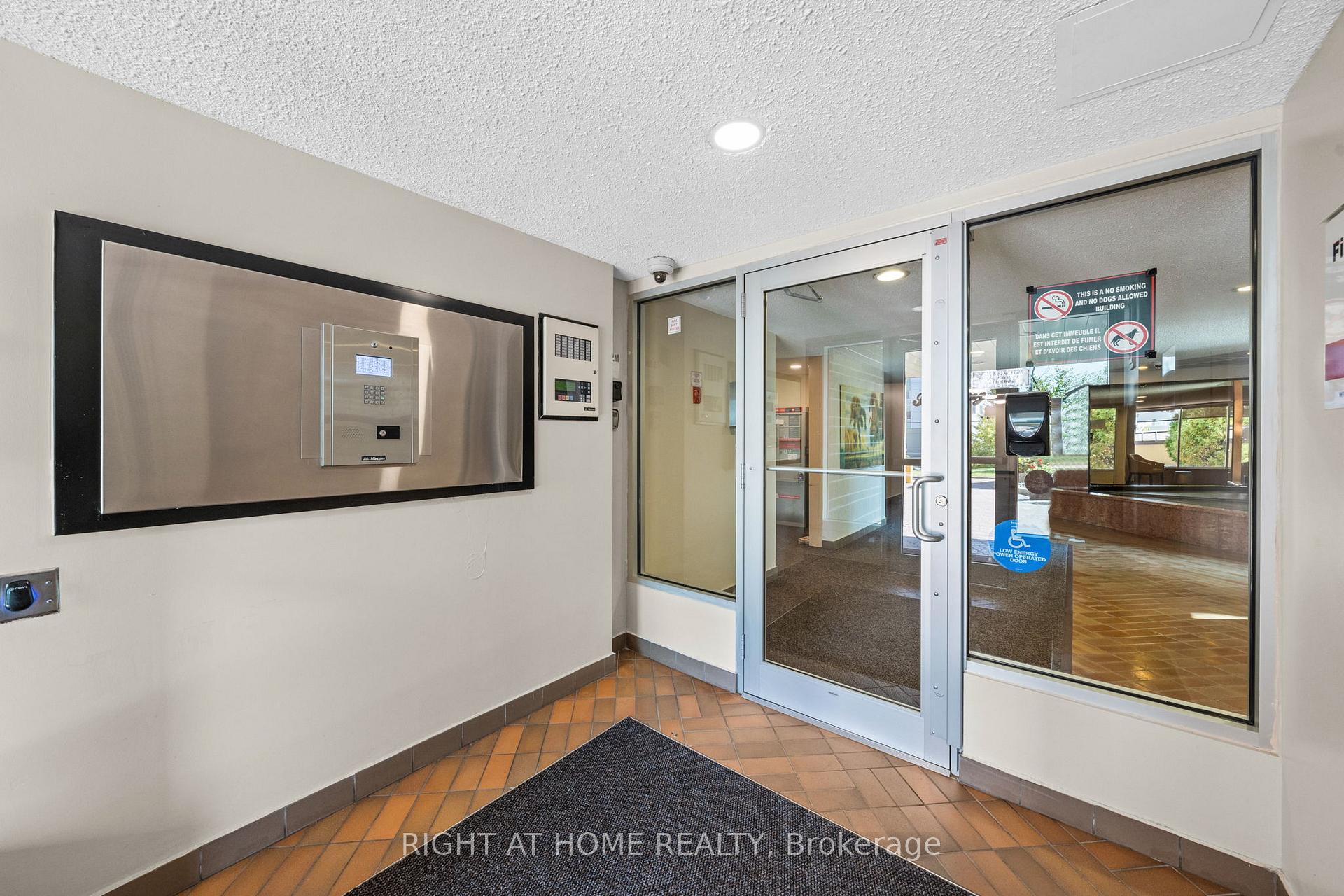 Photo 5 of Unit 106, 555 Brittany Drive, Ottawa, Viscount Alexander Park — HOMEH
