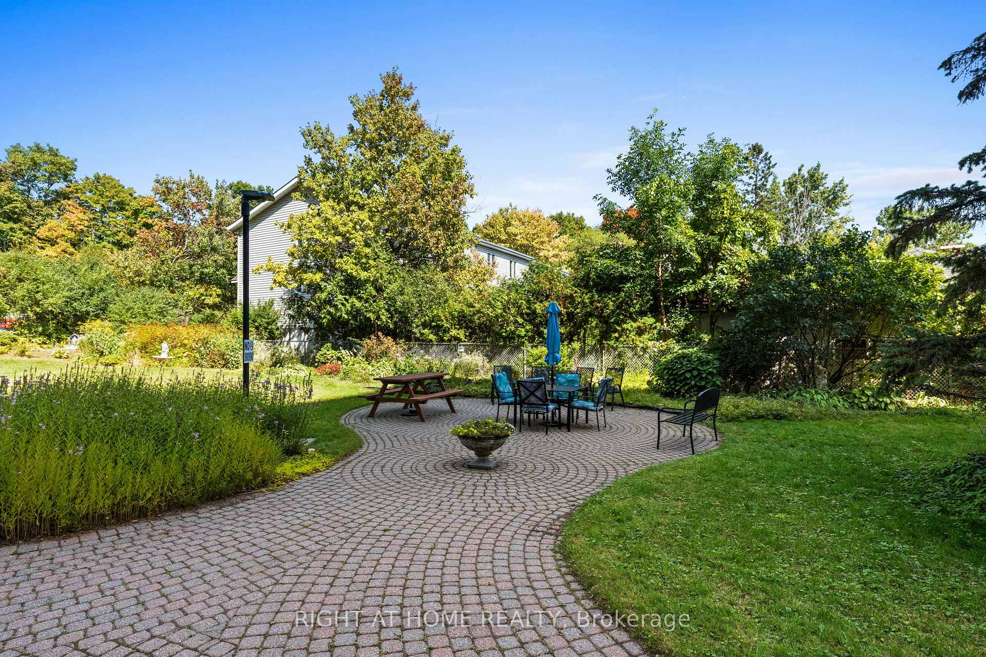 Photo 32 of Unit 106, 555 Brittany Drive, Ottawa, Viscount Alexander Park — HOMEH