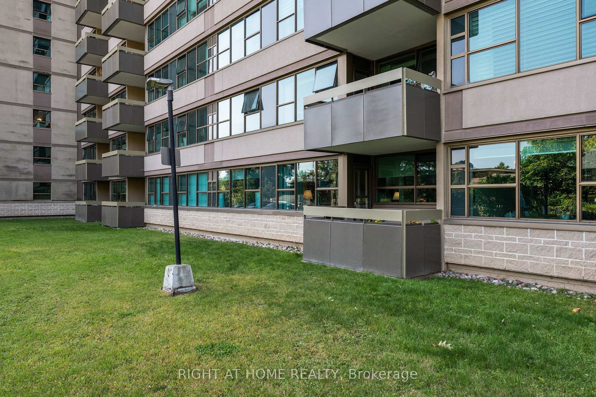 Photo 35 of Unit 106, 555 Brittany Drive, Ottawa, Viscount Alexander Park — HOMEH