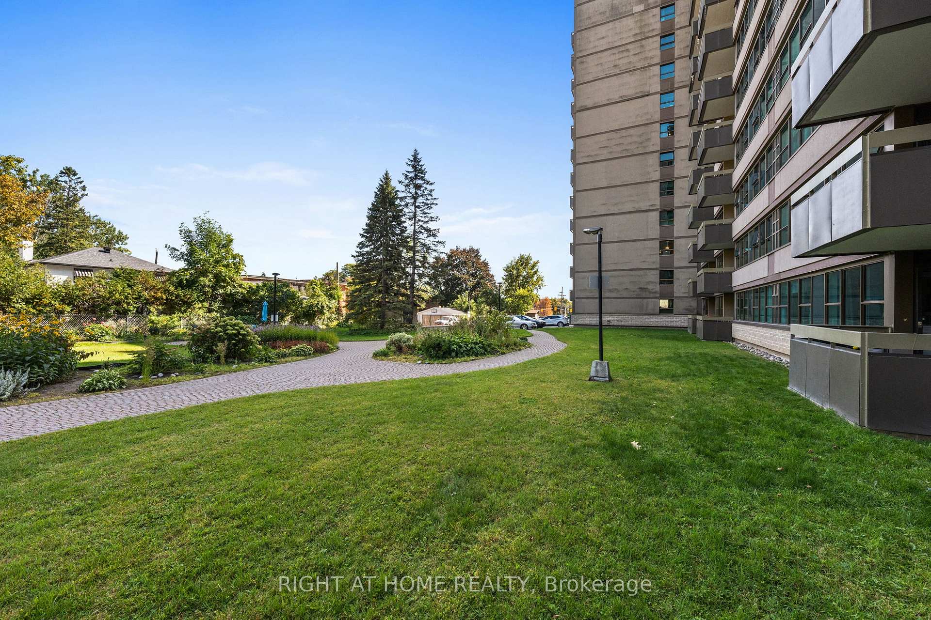 Photo 36 of Unit 106, 555 Brittany Drive, Ottawa, Viscount Alexander Park — HOMEH