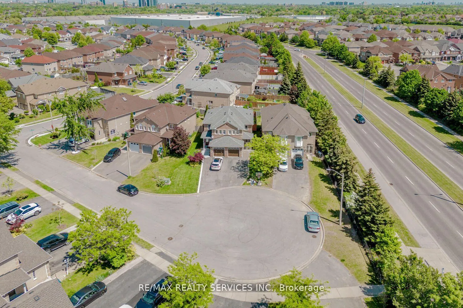 Photo 2 of 32 Silo (UPPER) Court, Brampton, Fletcher's Creek Village — HOMEH