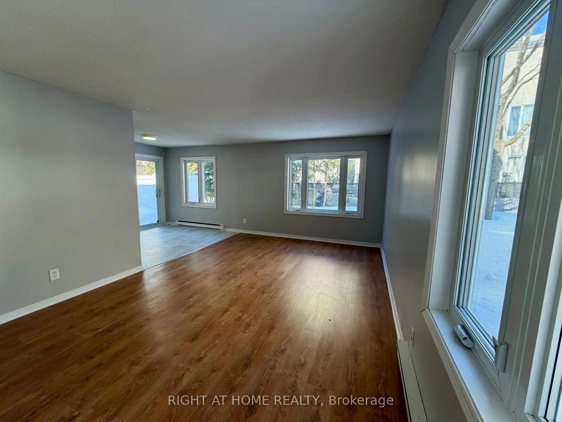 Photo 5 of Unit E, 1033 Cummings Avenue E, Ottawa, Cyrville — HOMEH