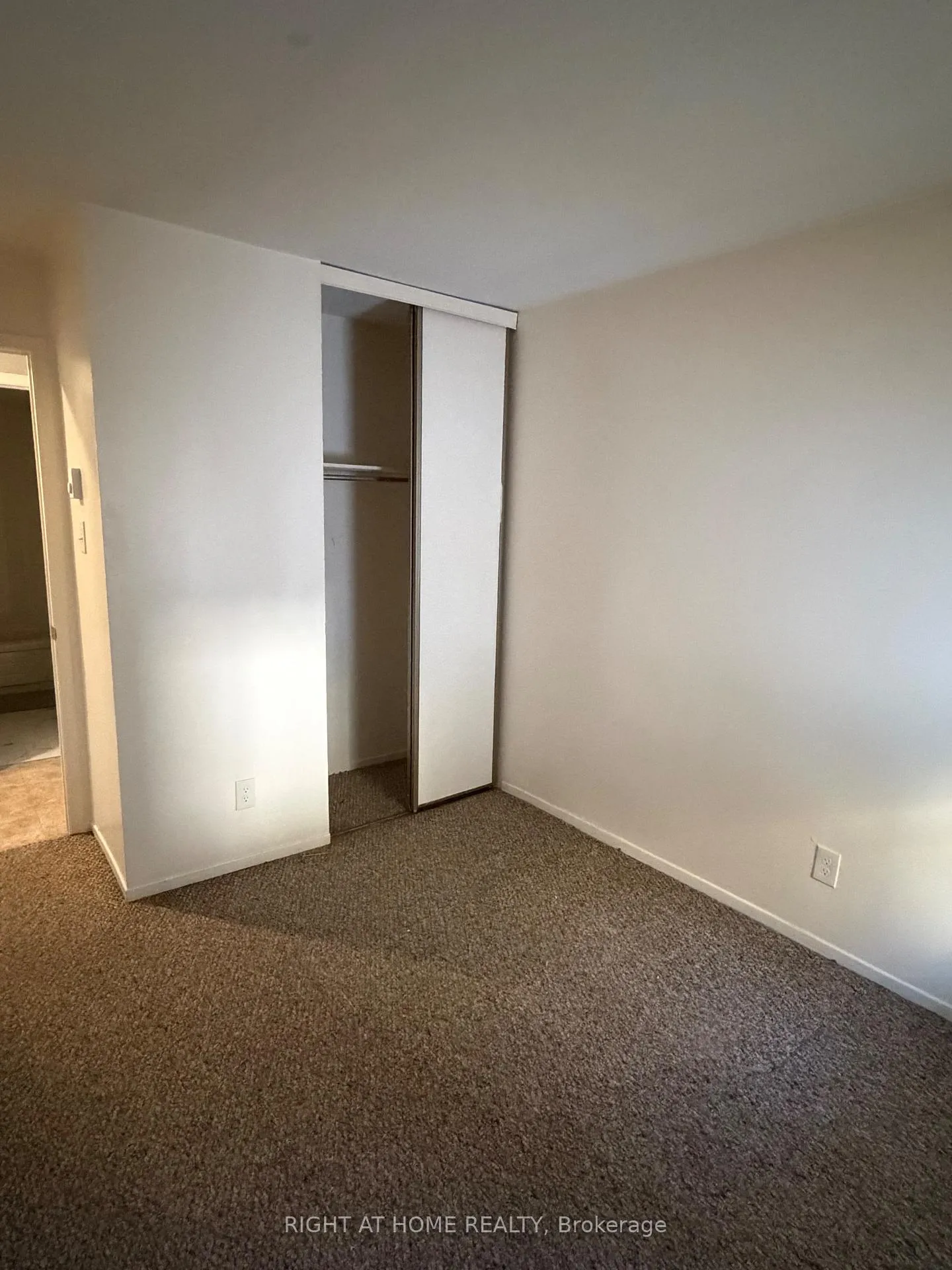 Photo 10 of Unit E, 1033 Cummings Avenue E, Ottawa, Cyrville — HOMEH