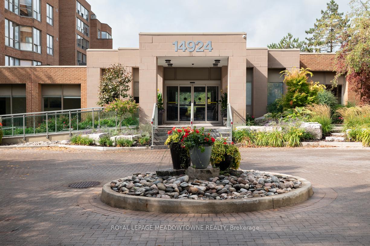 Photo 2 of Unit 201, 14924 Yonge Street, Aurora, Aurora Highlands — HOMEH