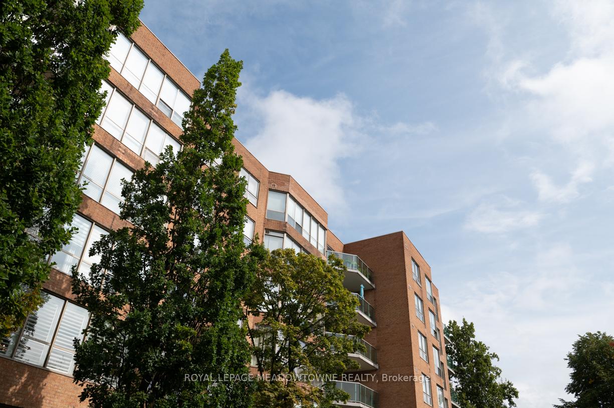Photo 3 of Unit 201, 14924 Yonge Street, Aurora, Aurora Highlands — HOMEH