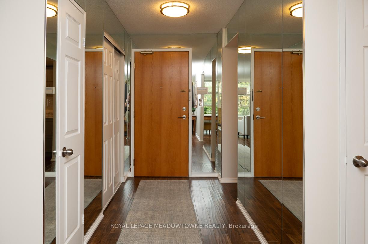 Photo 4 of Unit 201, 14924 Yonge Street, Aurora, Aurora Highlands — HOMEH