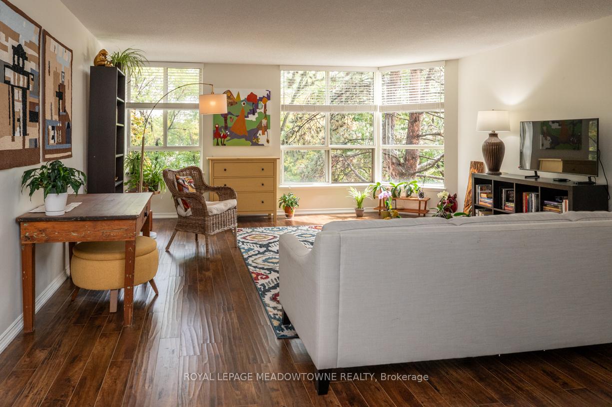 Photo 6 of Unit 201, 14924 Yonge Street, Aurora, Aurora Highlands — HOMEH