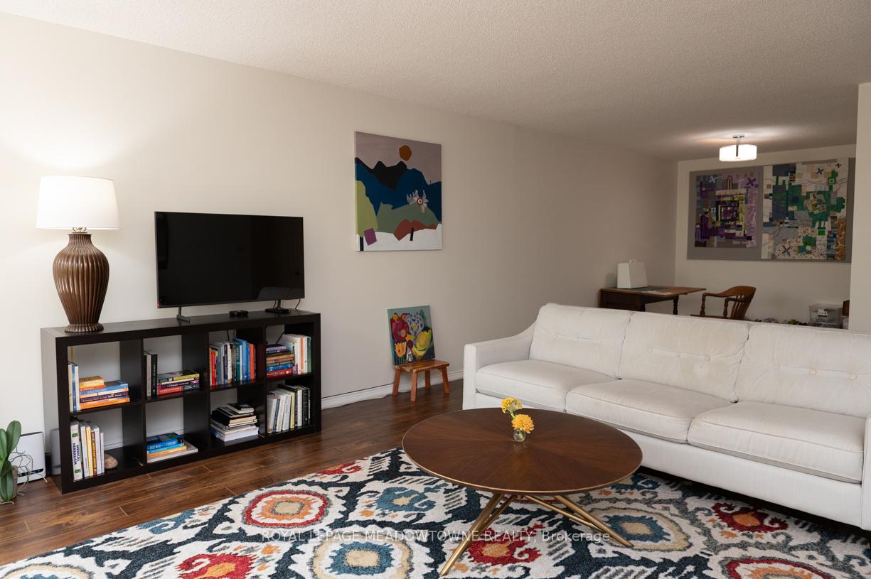 Photo 9 of Unit 201, 14924 Yonge Street, Aurora, Aurora Highlands — HOMEH