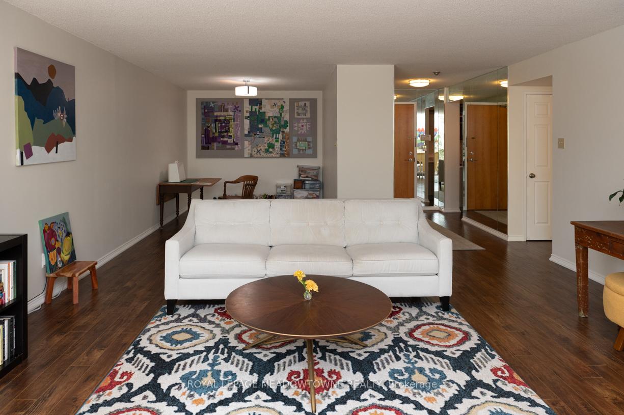 Photo 10 of Unit 201, 14924 Yonge Street, Aurora, Aurora Highlands — HOMEH