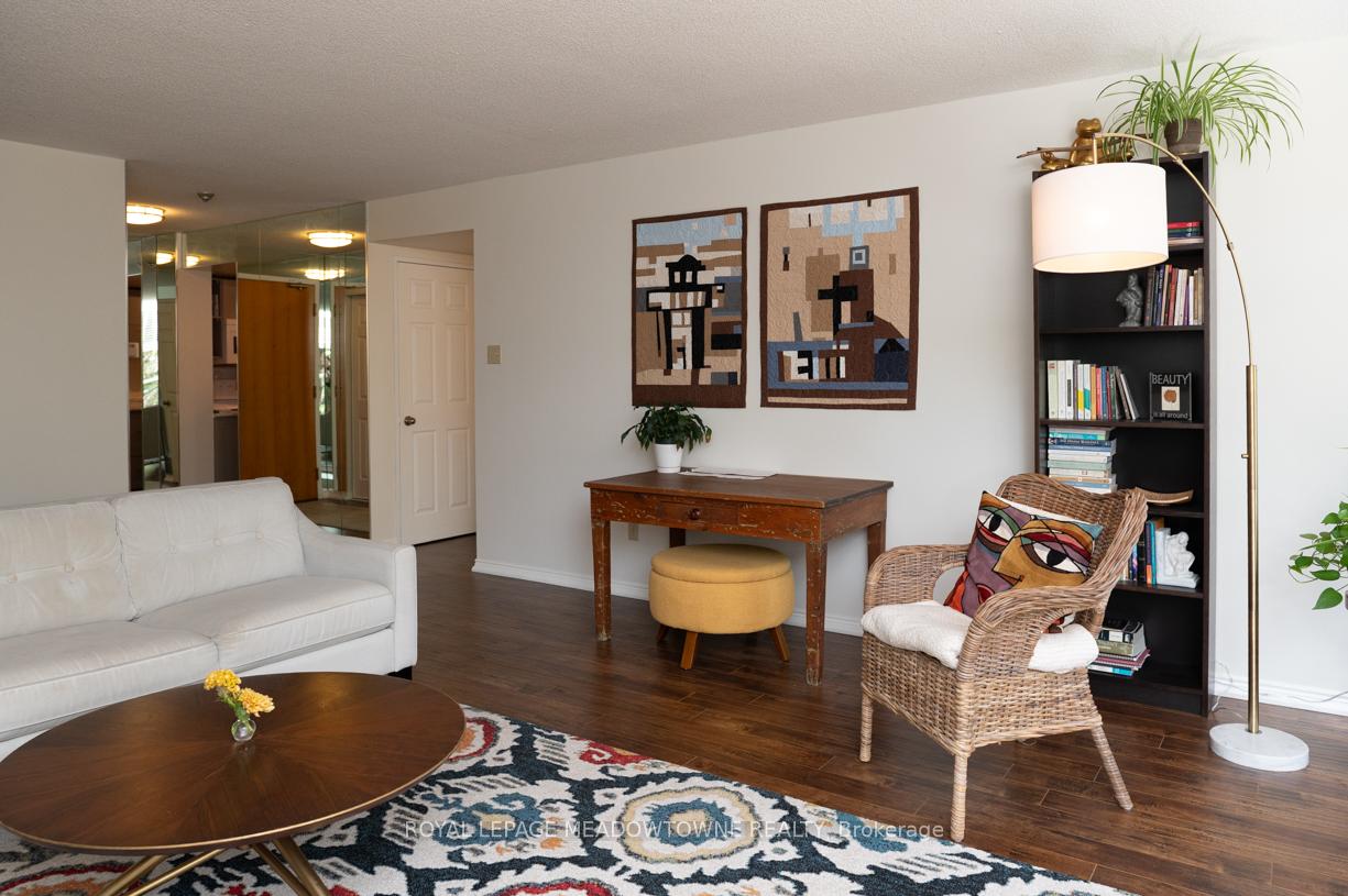 Photo 12 of Unit 201, 14924 Yonge Street, Aurora, Aurora Highlands — HOMEH