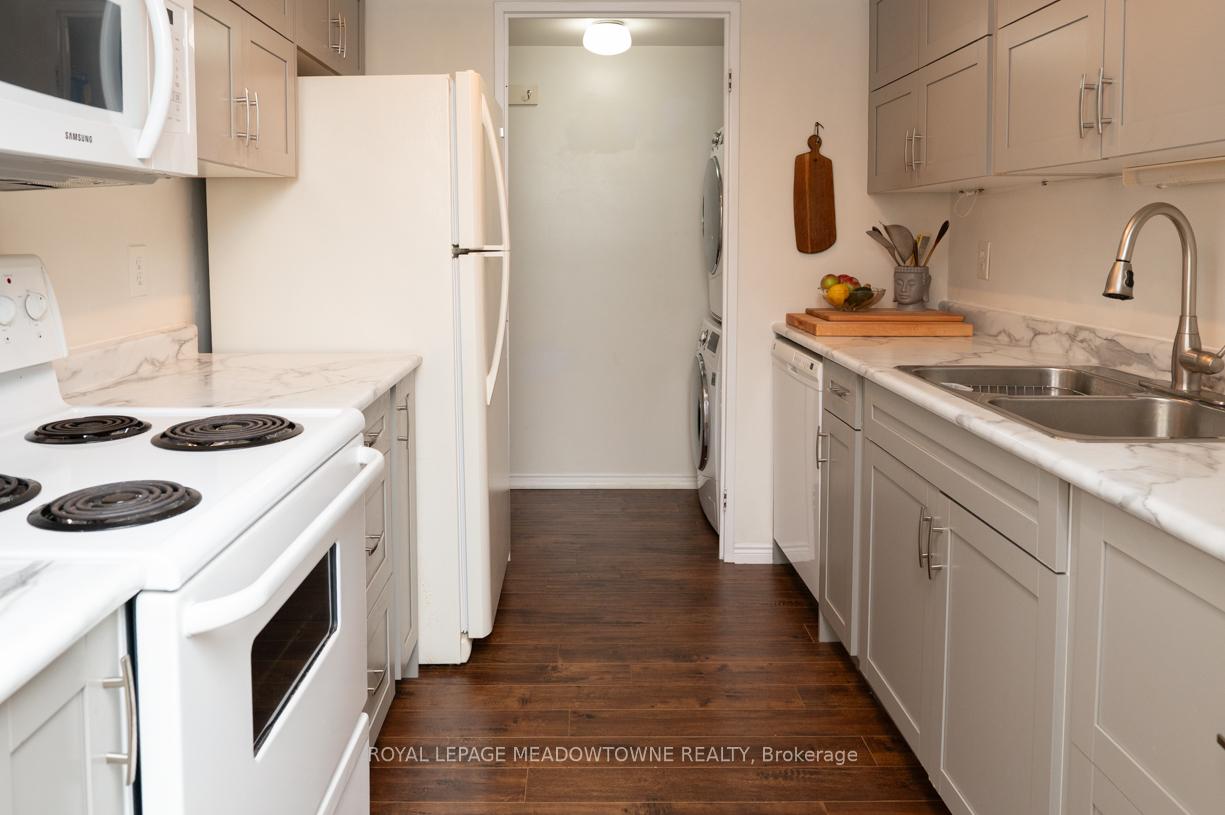Photo 13 of Unit 201, 14924 Yonge Street, Aurora, Aurora Highlands — HOMEH