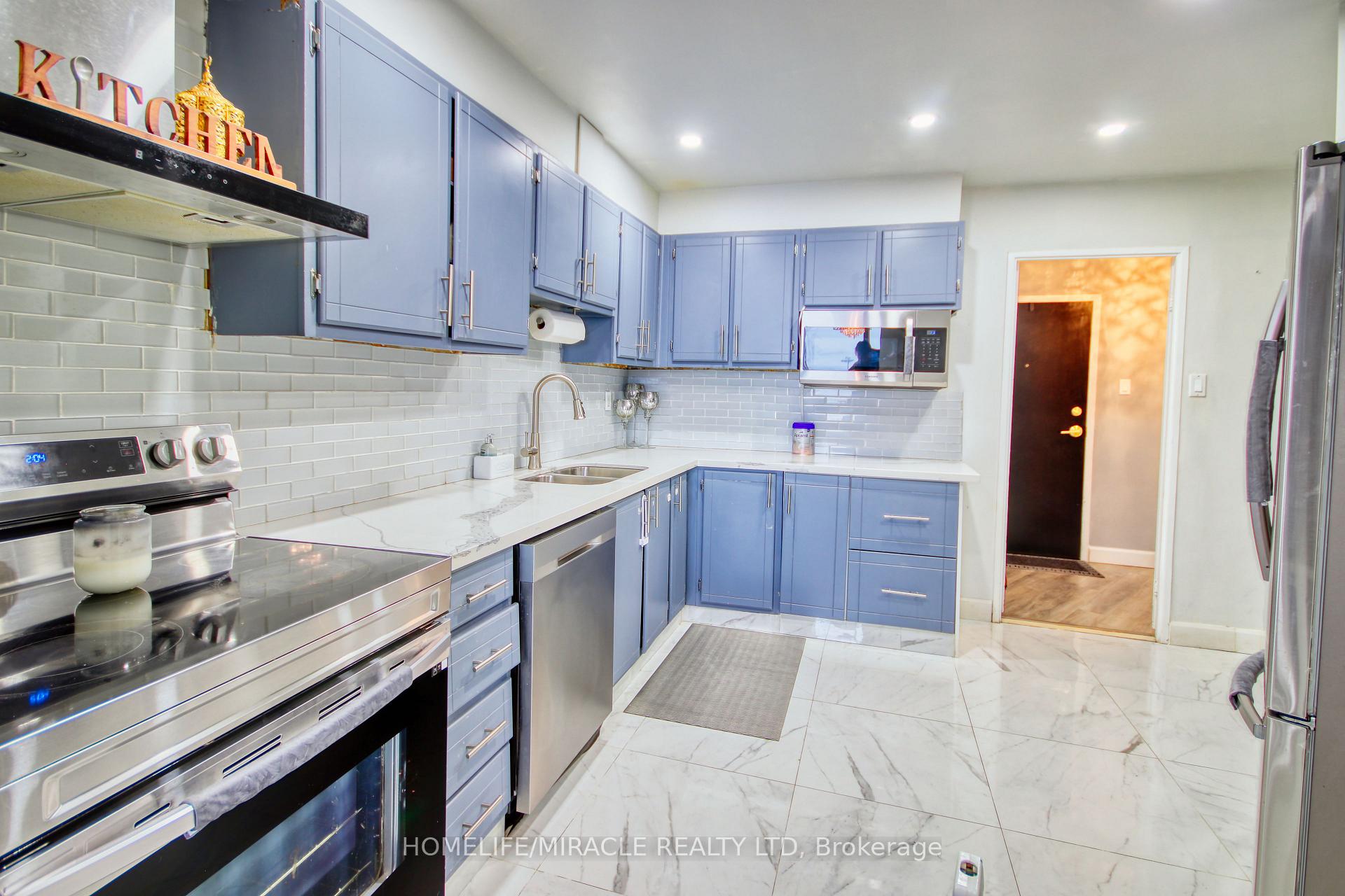 Photo 1 of Unit Ph-2, 150 Neptune Drive, Toronto, Bedford Park-Nortown — HOMEH