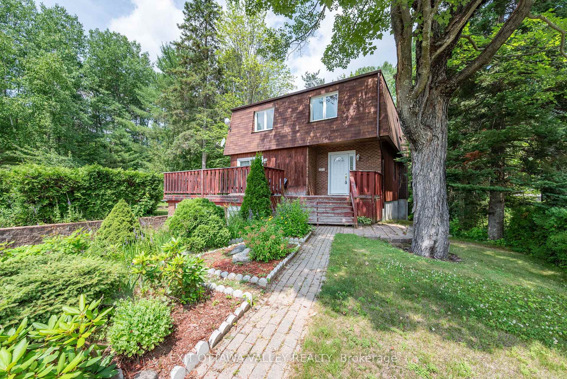 Photo 4 of 136 Frontenac Crescent, Deep River — HOMEH