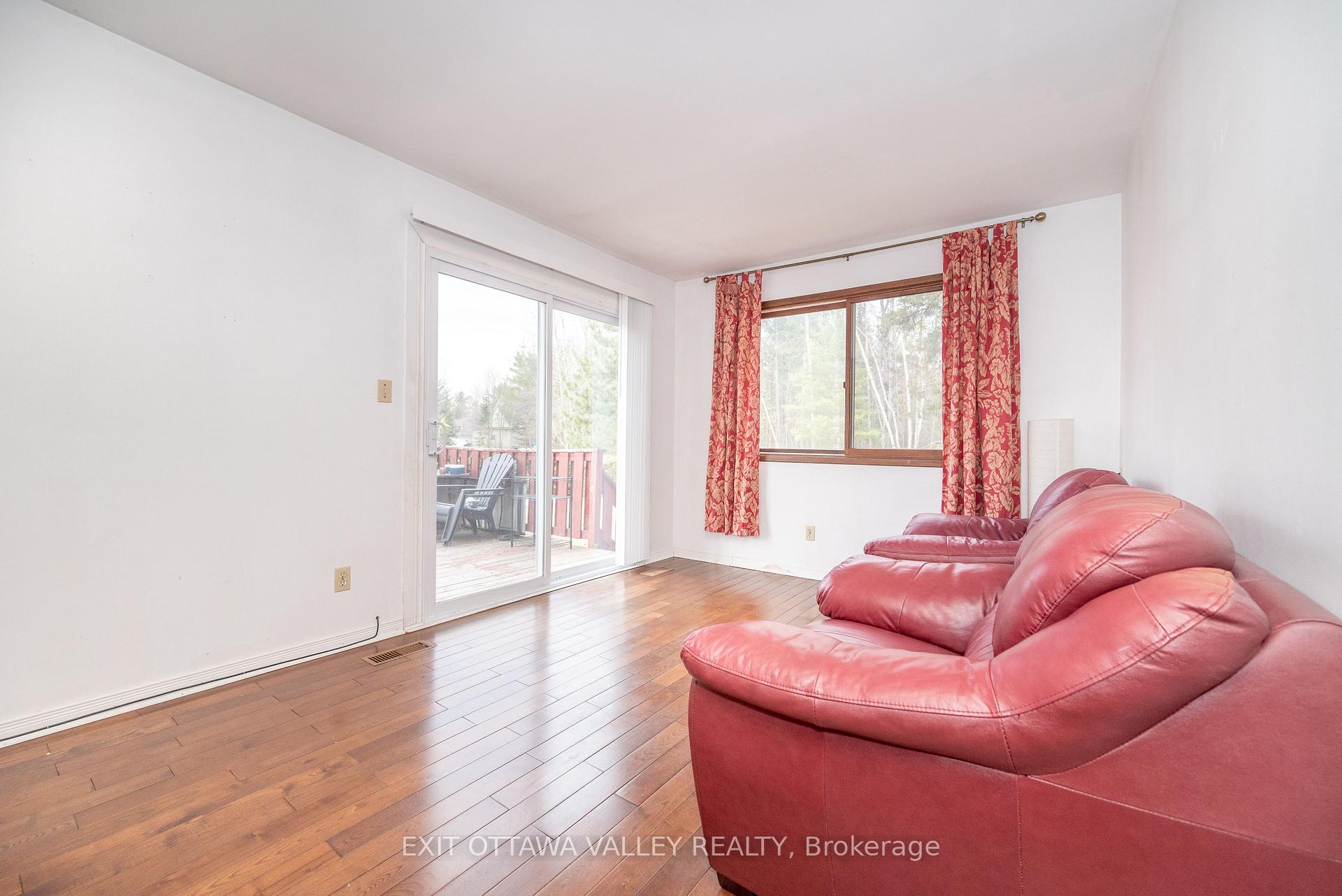 Photo 3 of 136 Frontenac Crescent, Deep River — HOMEH
