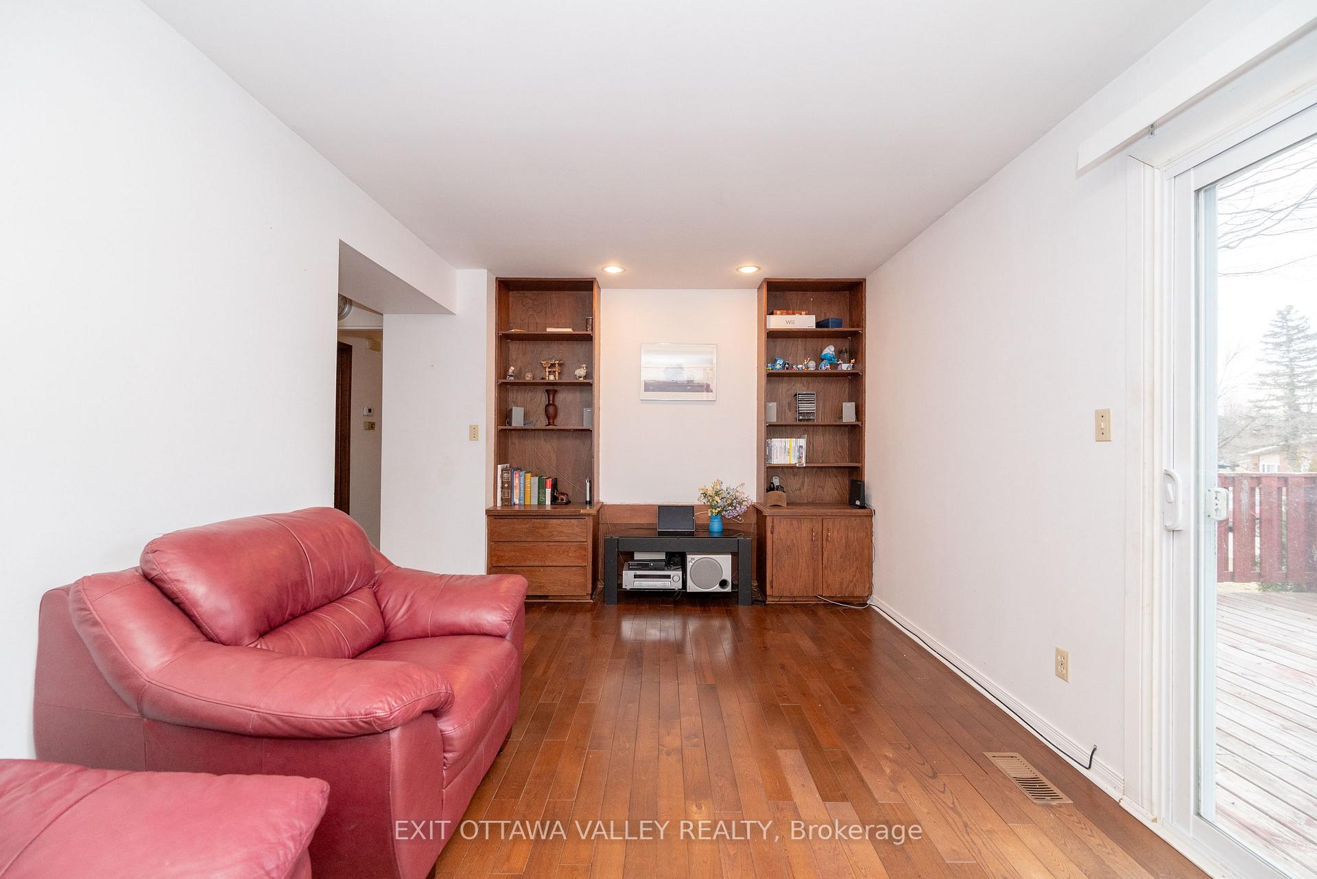 Photo 6 of 136 Frontenac Crescent, Deep River — HOMEH