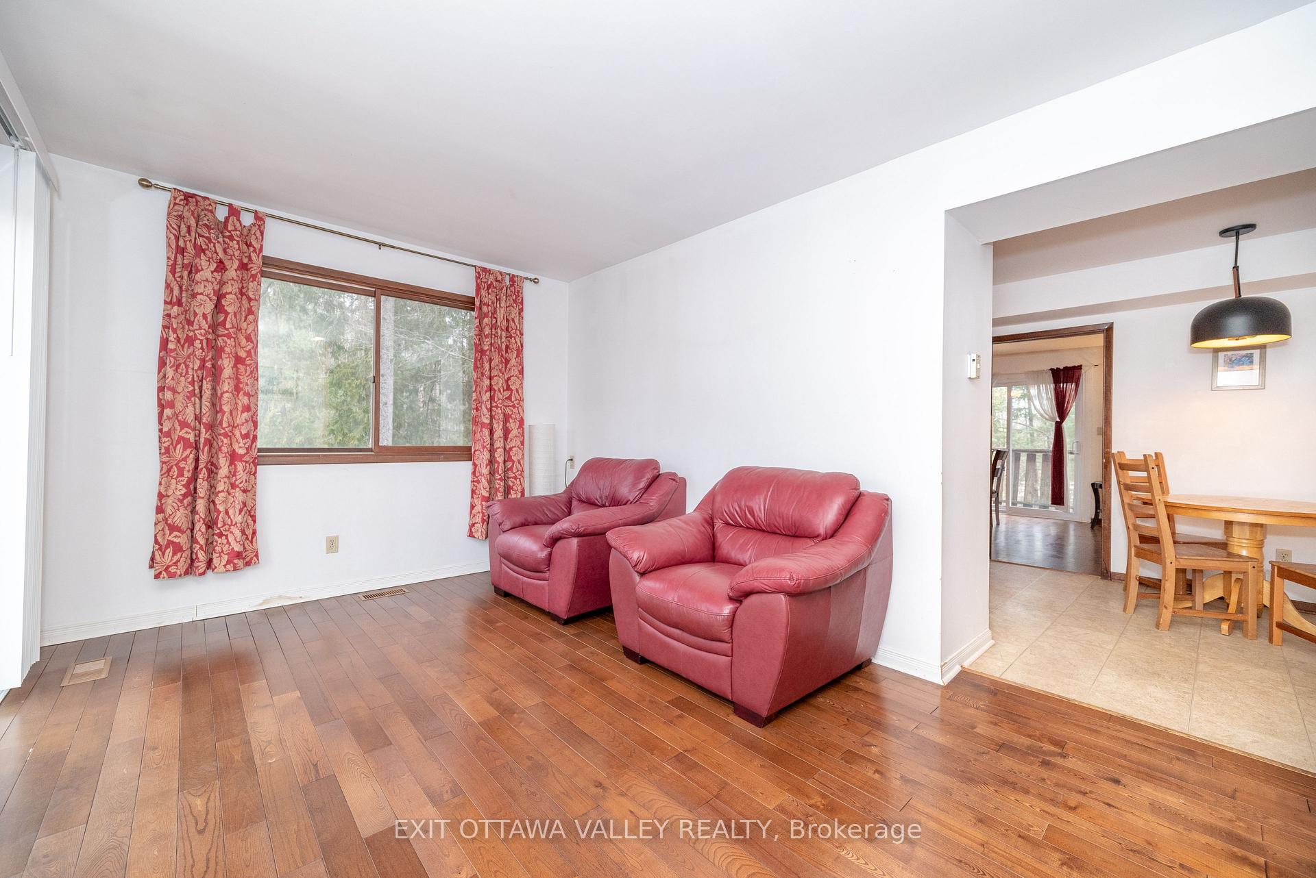Photo 10 of 136 Frontenac Crescent, Deep River — HOMEH