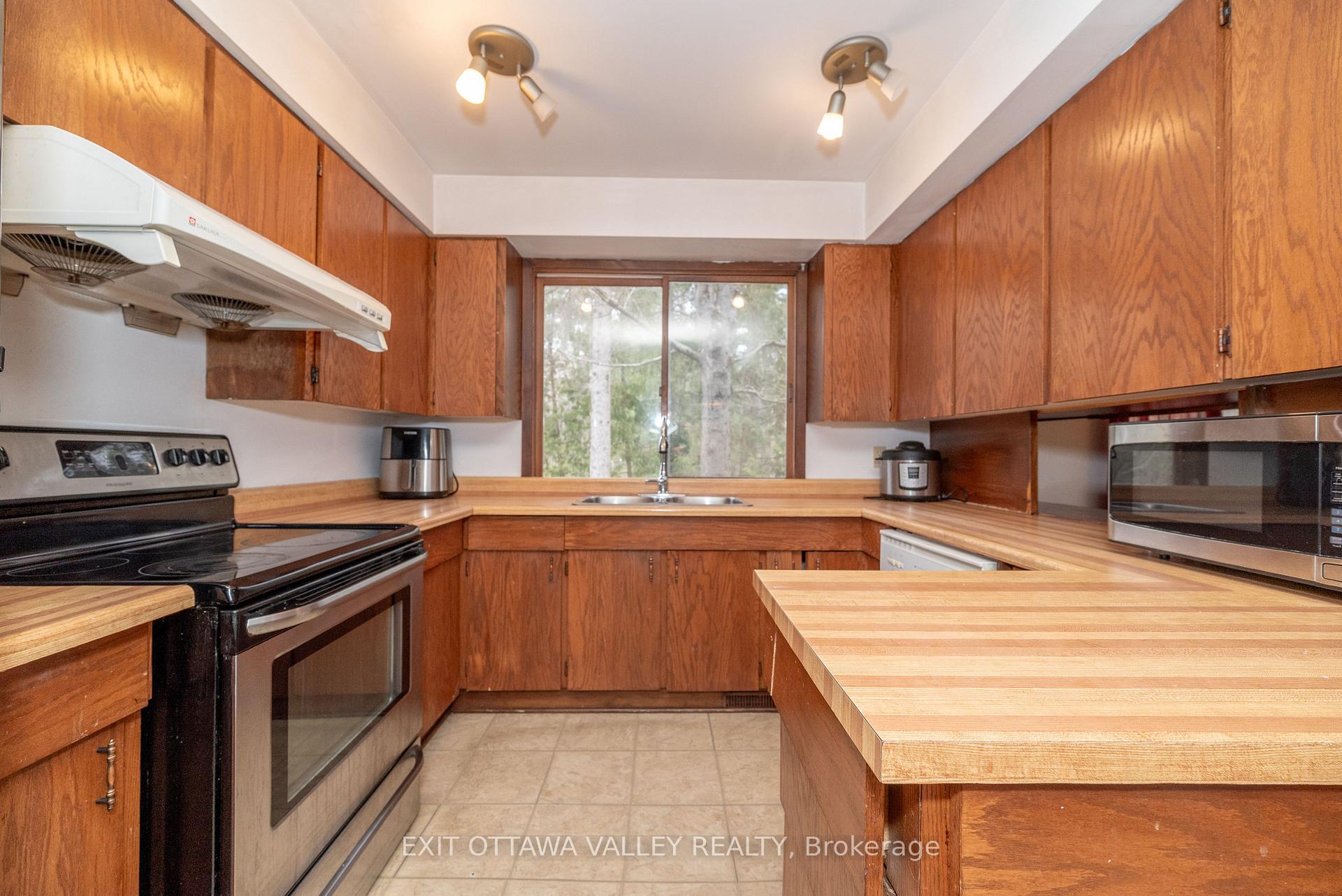 Photo 15 of 136 Frontenac Crescent, Deep River — HOMEH