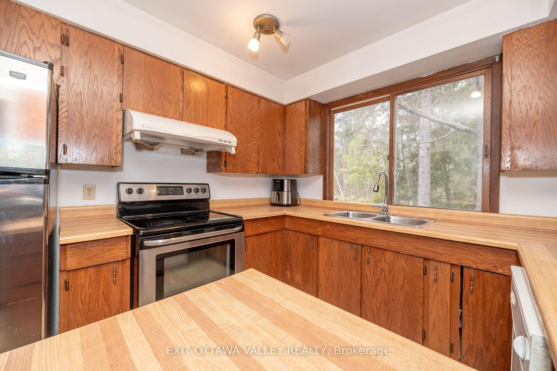 Photo 8 of 136 Frontenac Crescent, Deep River — HOMEH