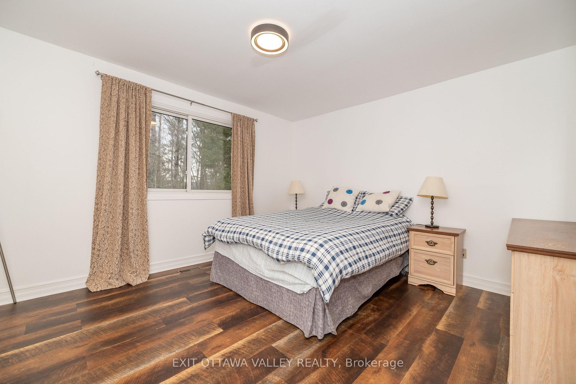 Photo 16 of 136 Frontenac Crescent, Deep River — HOMEH