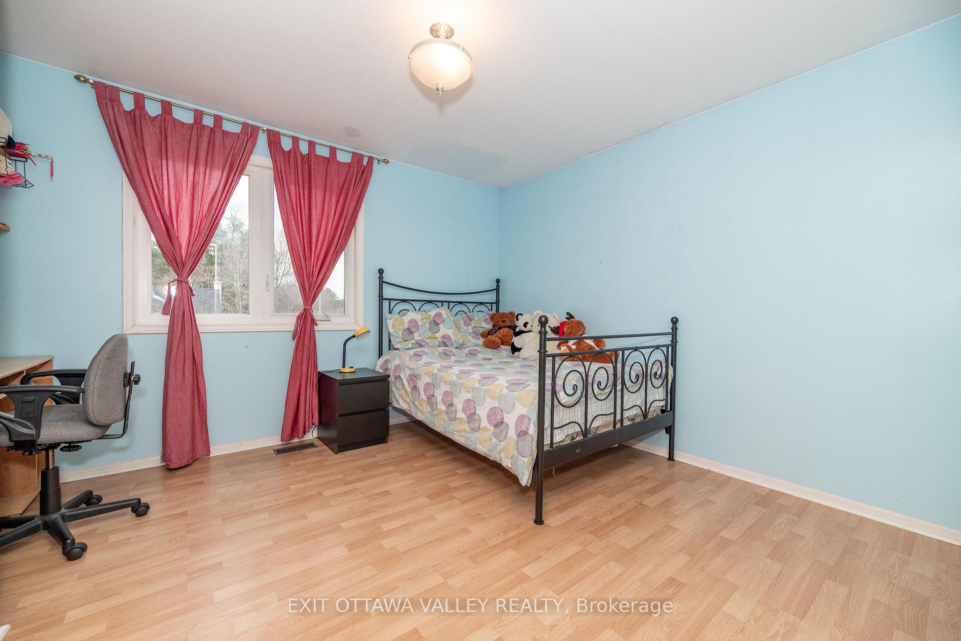 Photo 19 of 136 Frontenac Crescent, Deep River — HOMEH