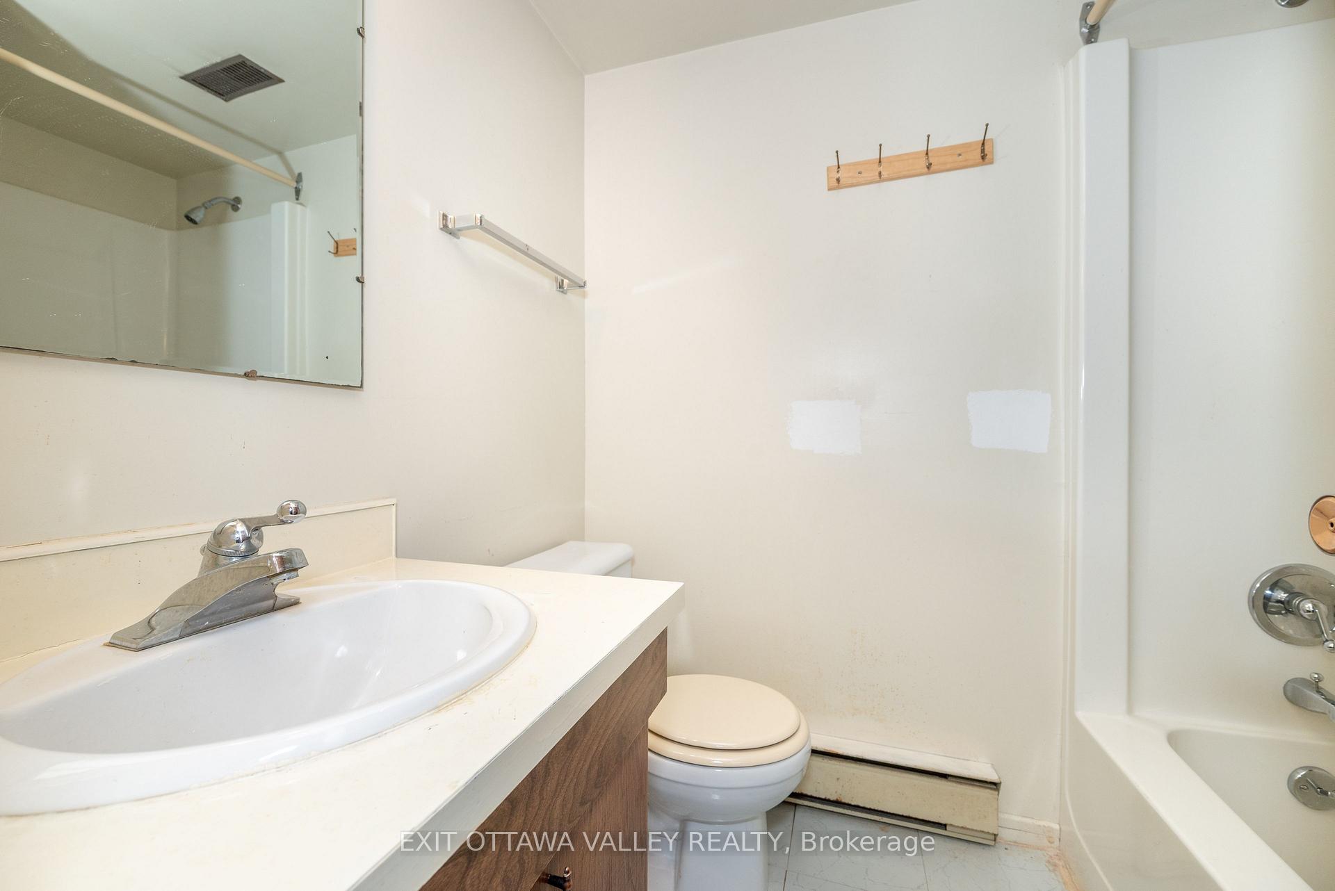 Photo 24 of 136 Frontenac Crescent, Deep River — HOMEH