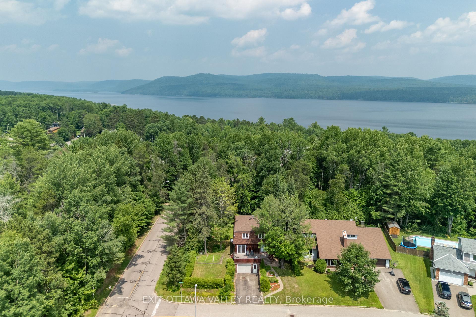 Photo 37 of 136 Frontenac Crescent, Deep River — HOMEH