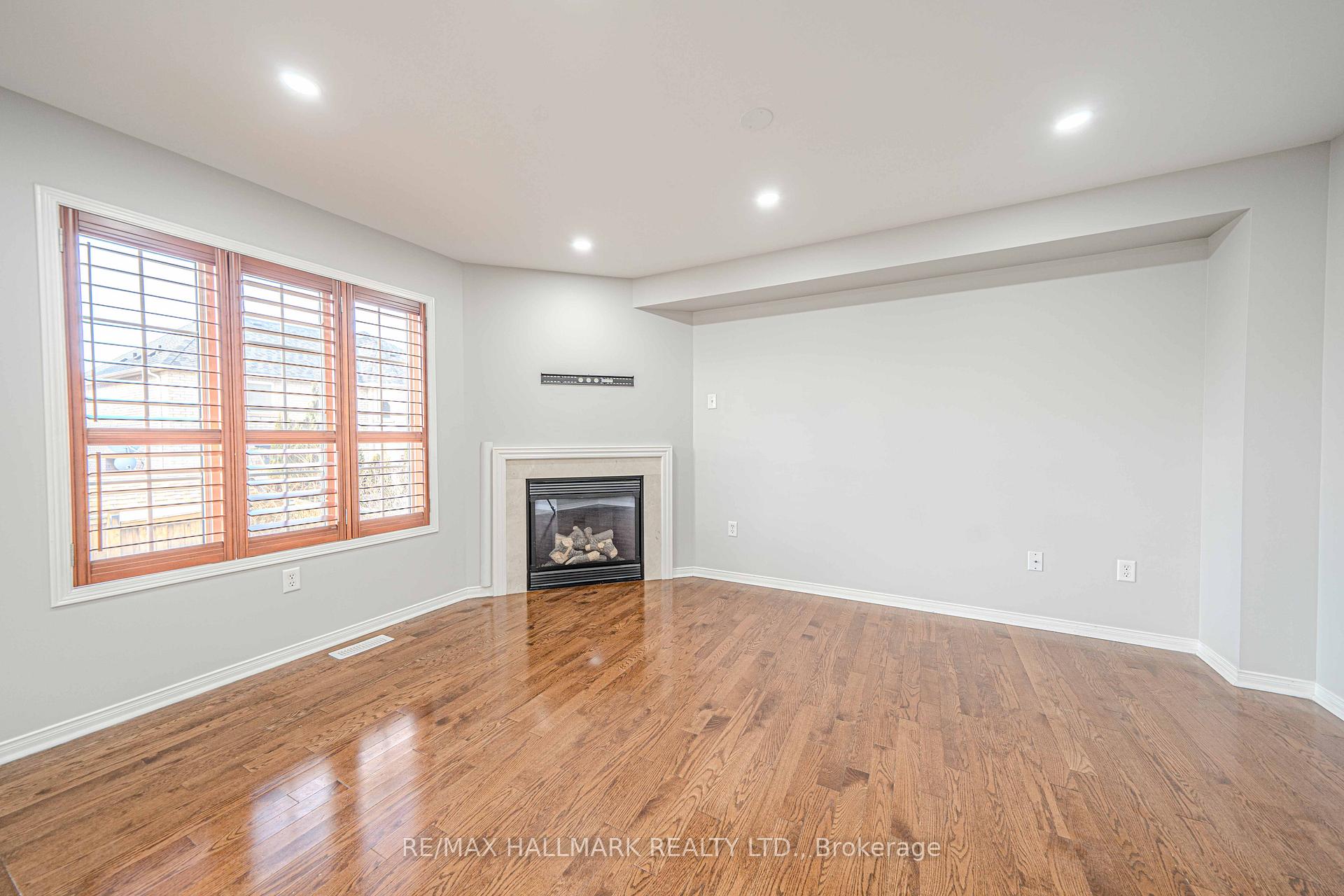 Photo 7 of 2 Decourcy Ireland Circle, Ajax, Northeast Ajax — HOMEH