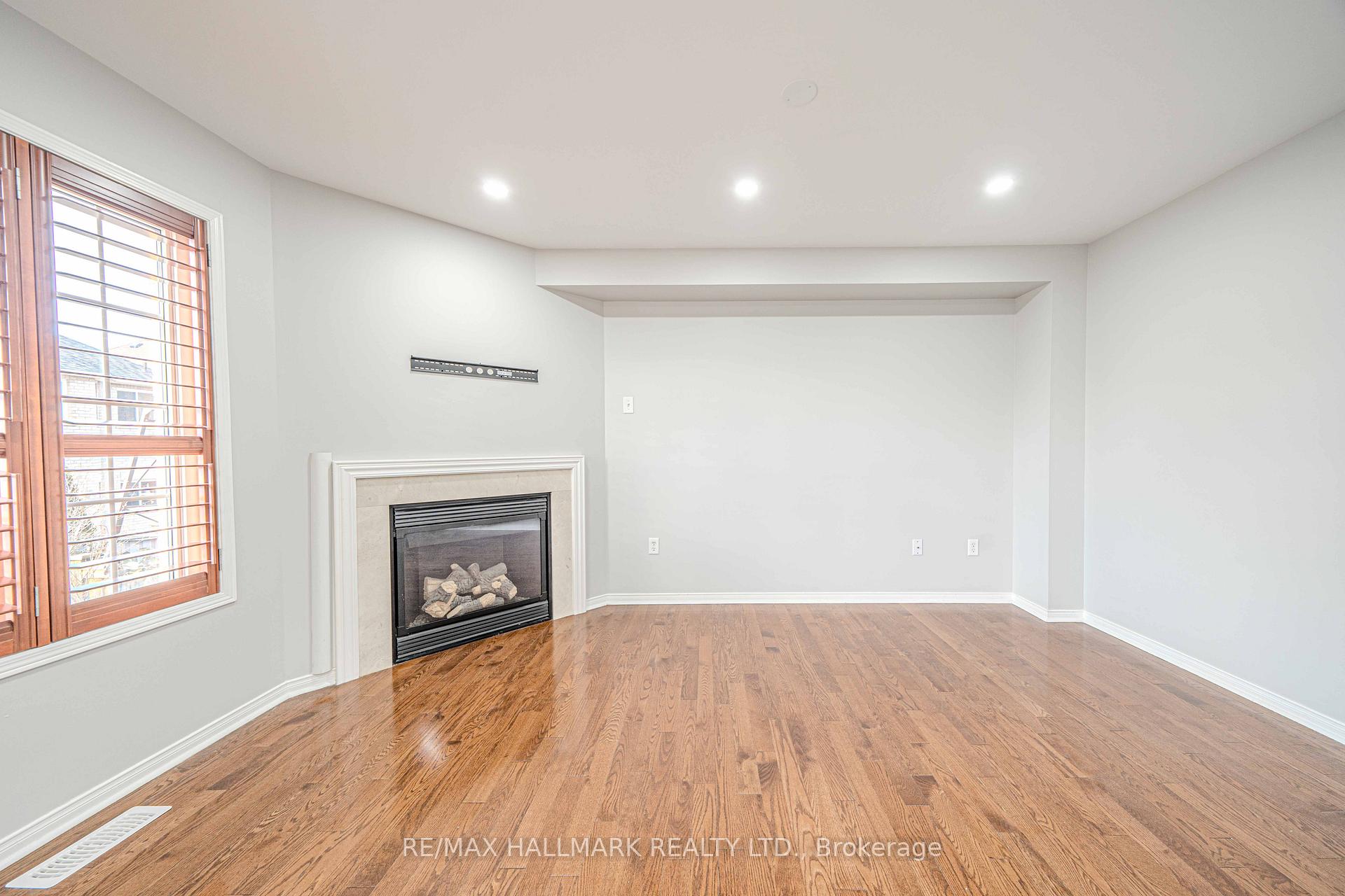Photo 8 of 2 Decourcy Ireland Circle, Ajax, Northeast Ajax — HOMEH