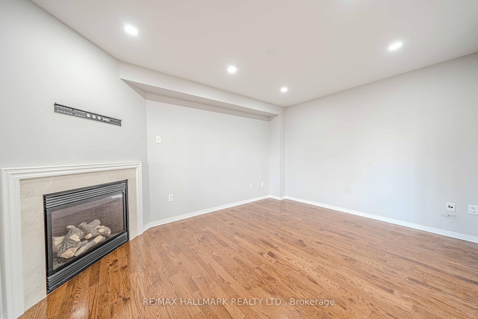 Photo 9 of 2 Decourcy Ireland Circle, Ajax, Northeast Ajax — HOMEH