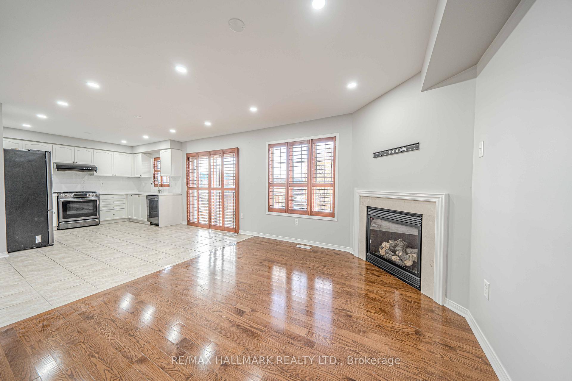 Photo 13 of 2 Decourcy Ireland Circle, Ajax, Northeast Ajax — HOMEH
