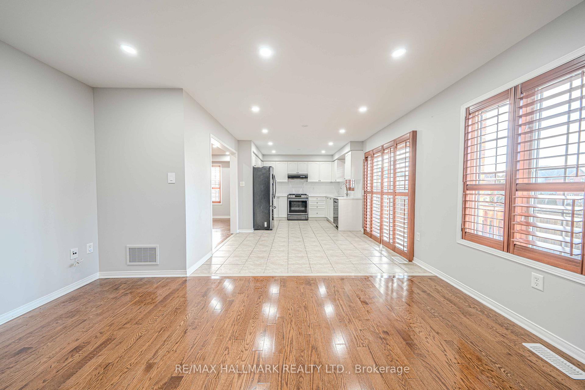 Photo 12 of 2 Decourcy Ireland Circle, Ajax, Northeast Ajax — HOMEH
