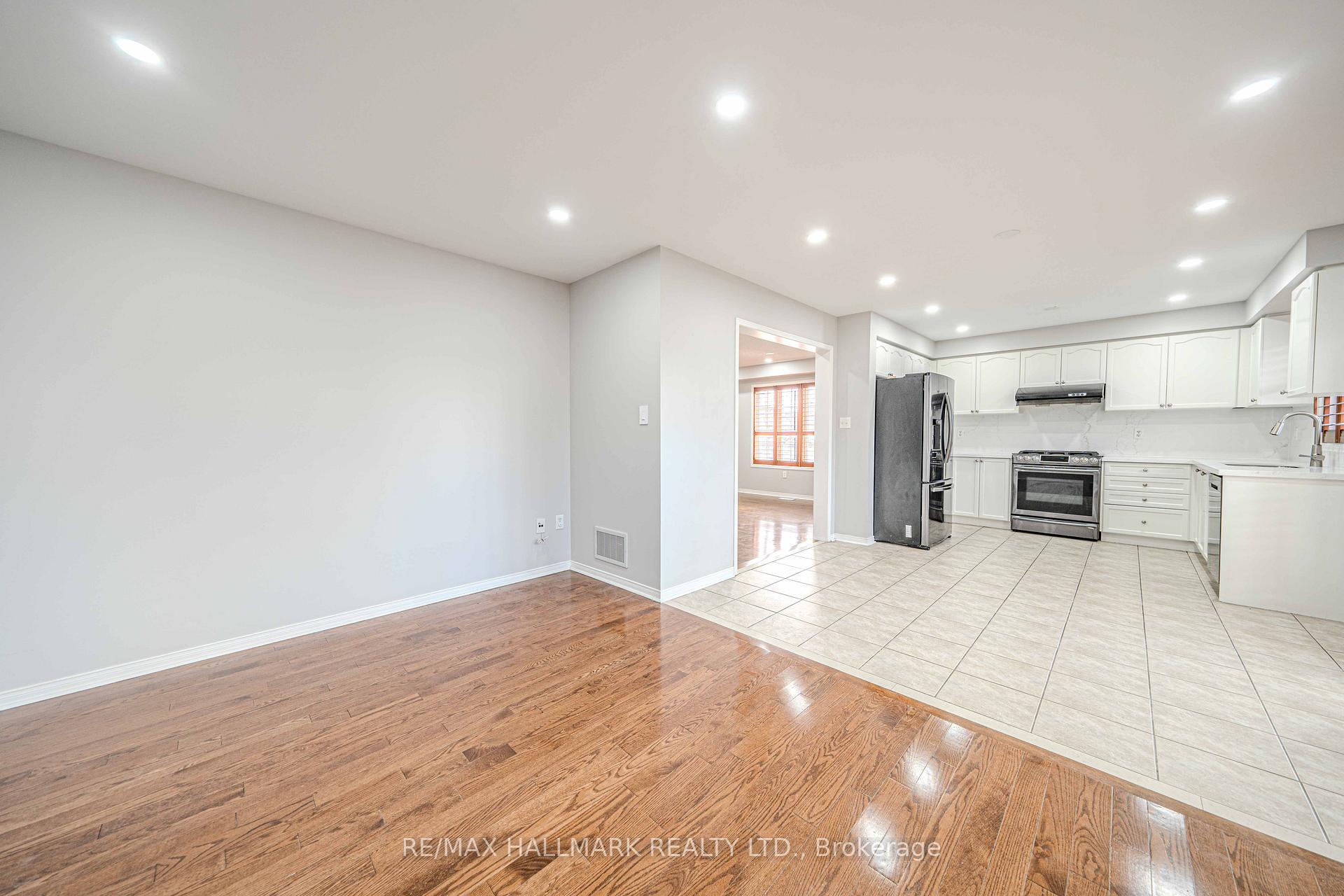 Photo 11 of 2 Decourcy Ireland Circle, Ajax, Northeast Ajax — HOMEH
