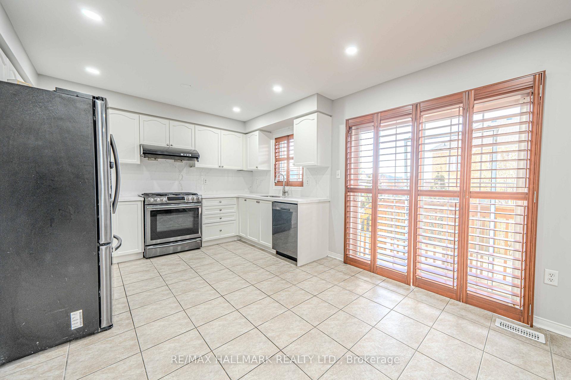 Photo 16 of 2 Decourcy Ireland Circle, Ajax, Northeast Ajax — HOMEH