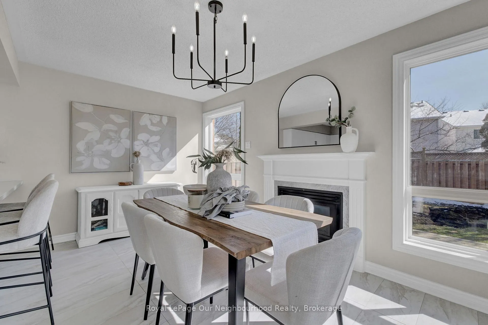Photo 4 of 31 Brownstone Crescent, Clarington, Courtice — HOMEH