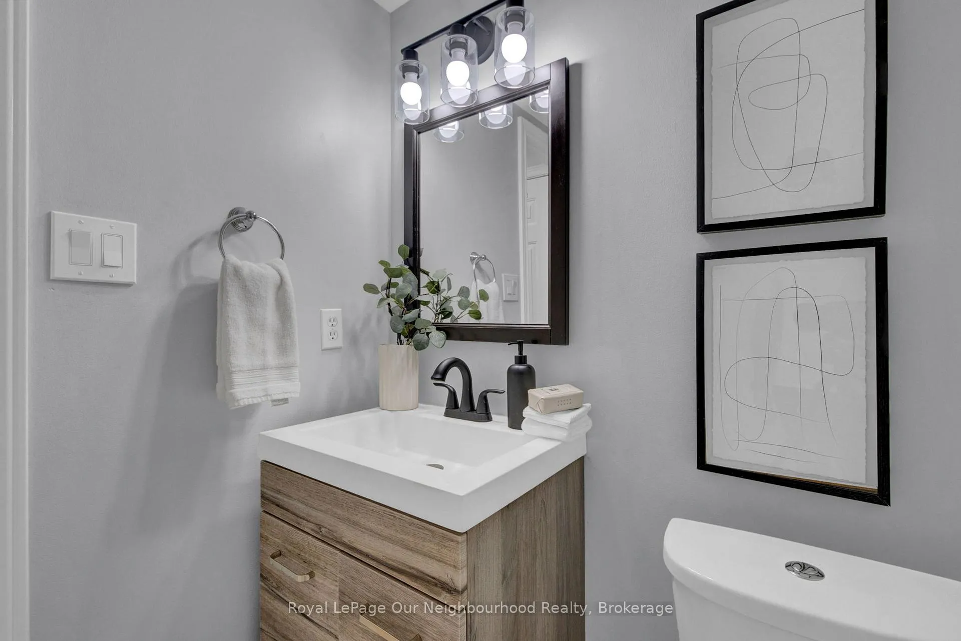 Photo 16 of 31 Brownstone Crescent, Clarington, Courtice — HOMEH
