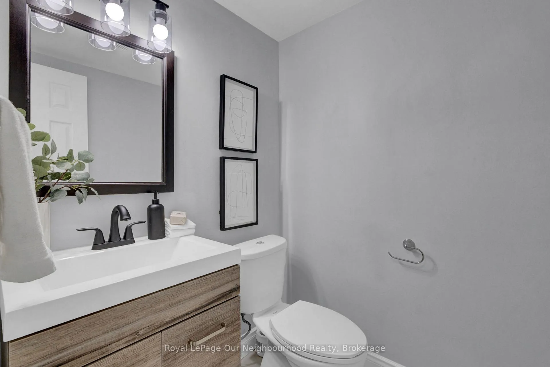 Photo 17 of 31 Brownstone Crescent, Clarington, Courtice — HOMEH