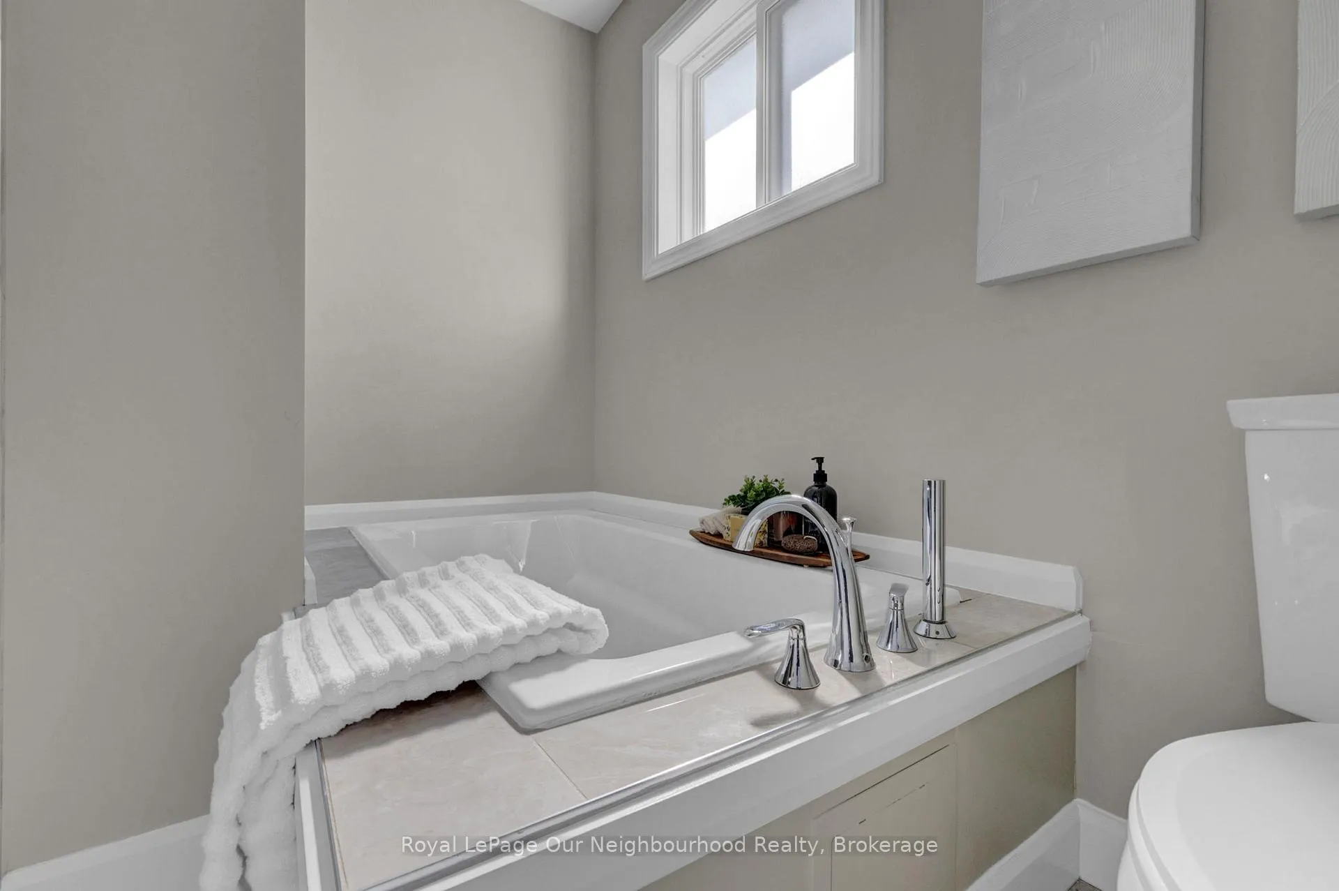 Photo 28 of 31 Brownstone Crescent, Clarington, Courtice — HOMEH