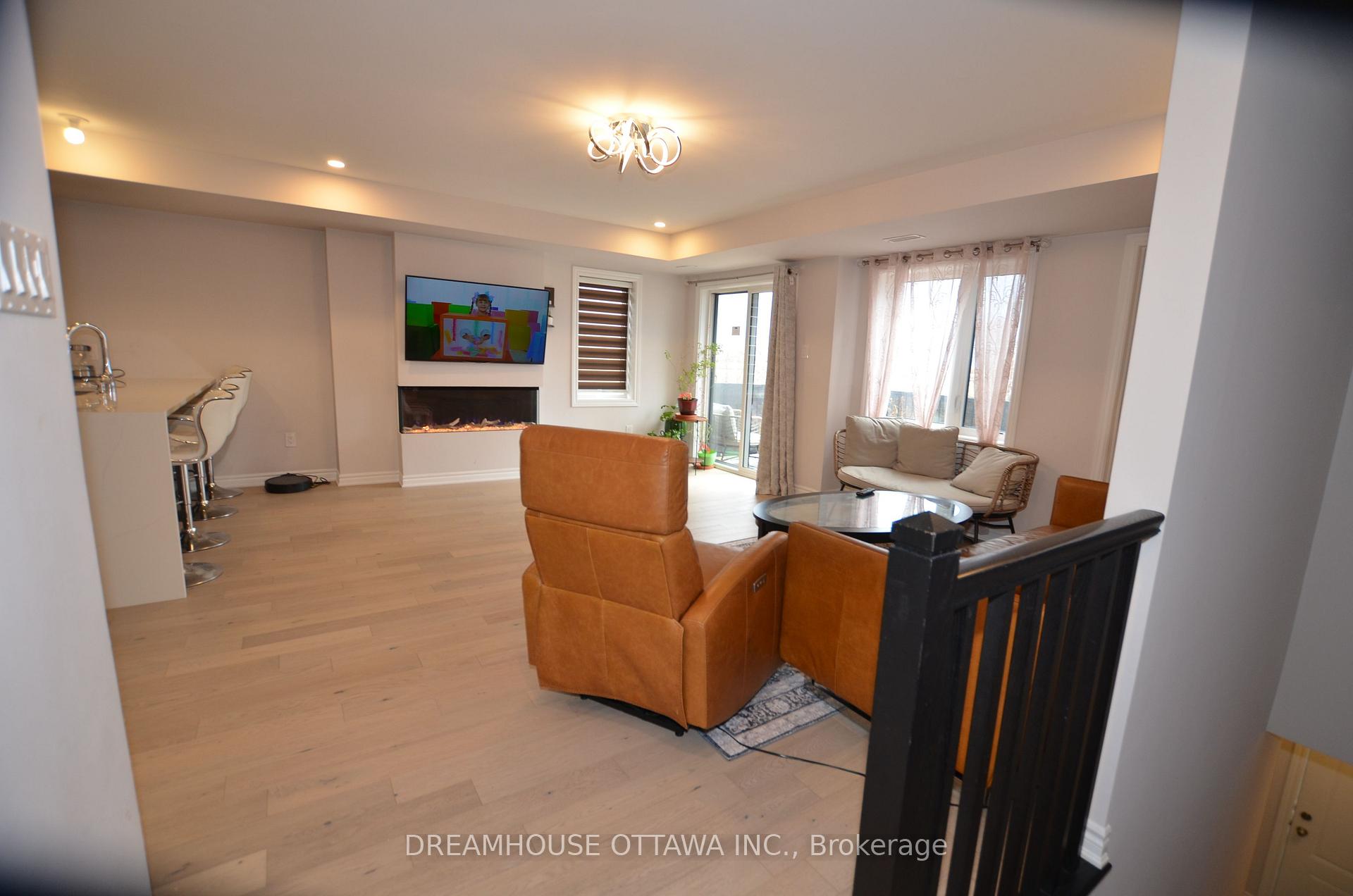 Photo 3 of 322 Pilot Private, Ottawa, Kanata - Emerald Meadows/Trailwest — HOMEH