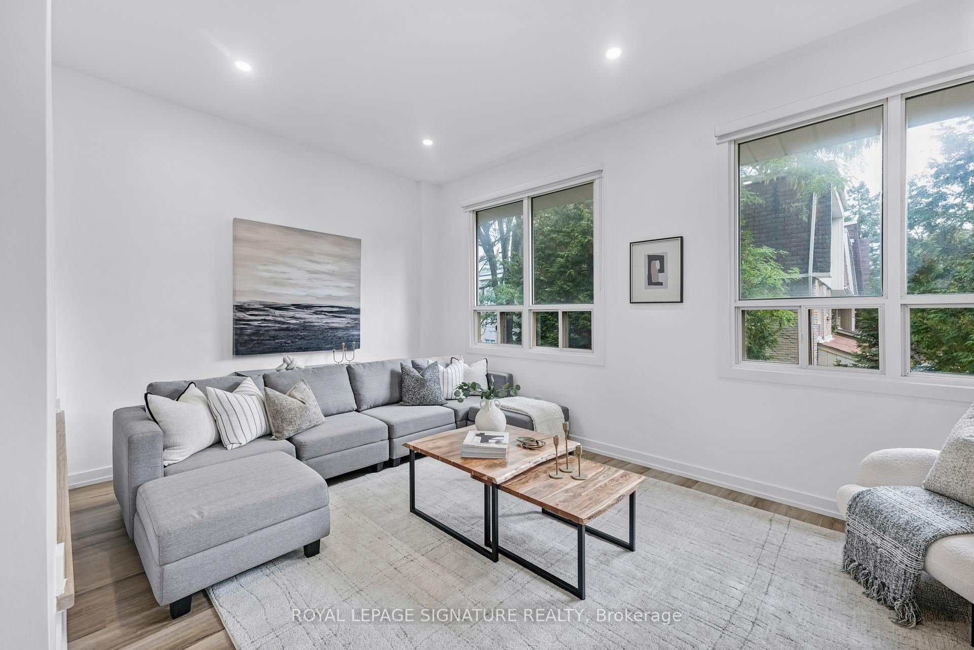 Photo 4 of Unit 6, 67 Poplar Crescent, Aurora, Aurora Highlands — HOMEH