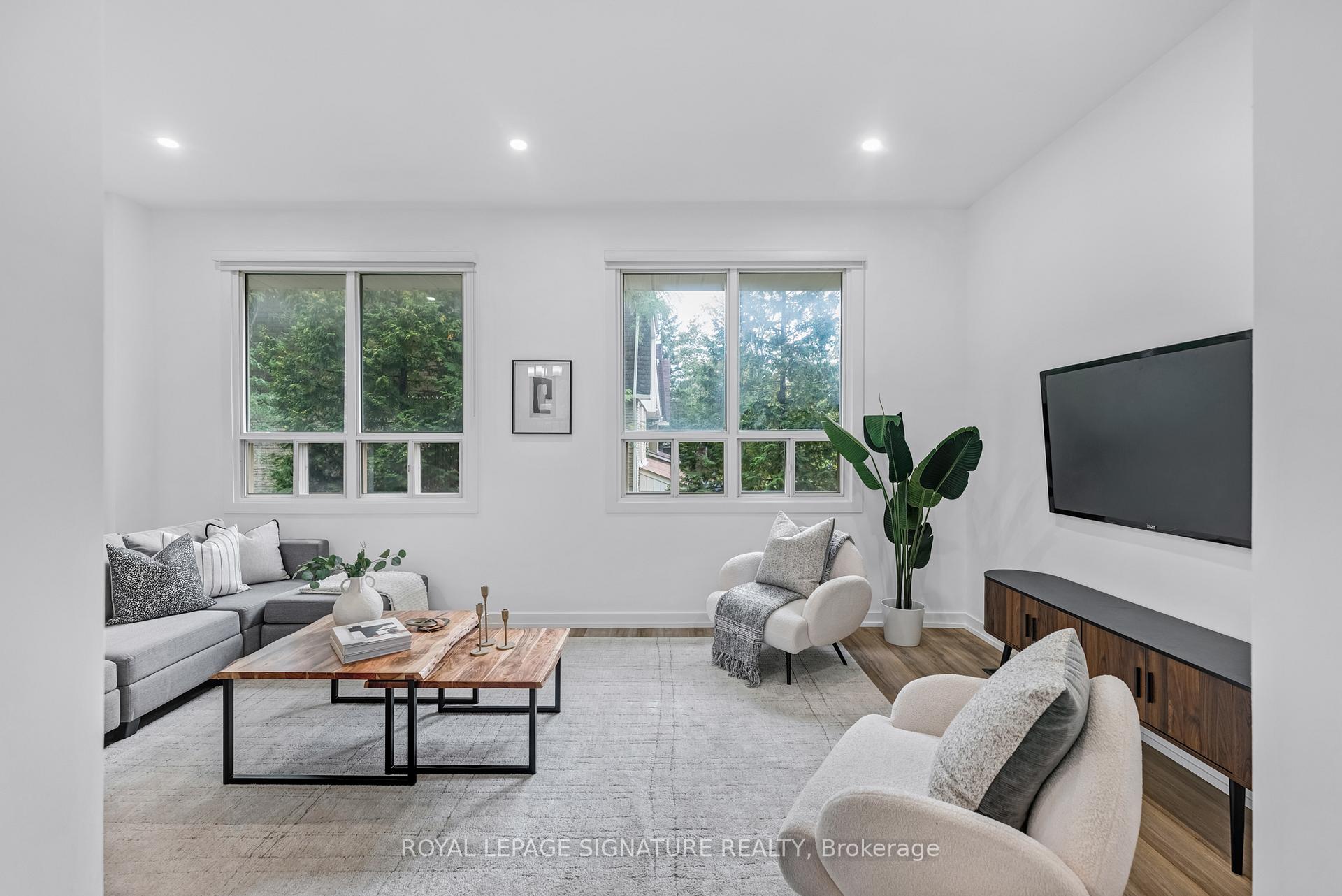 Photo 5 of Unit 6, 67 Poplar Crescent, Aurora, Aurora Highlands — HOMEH
