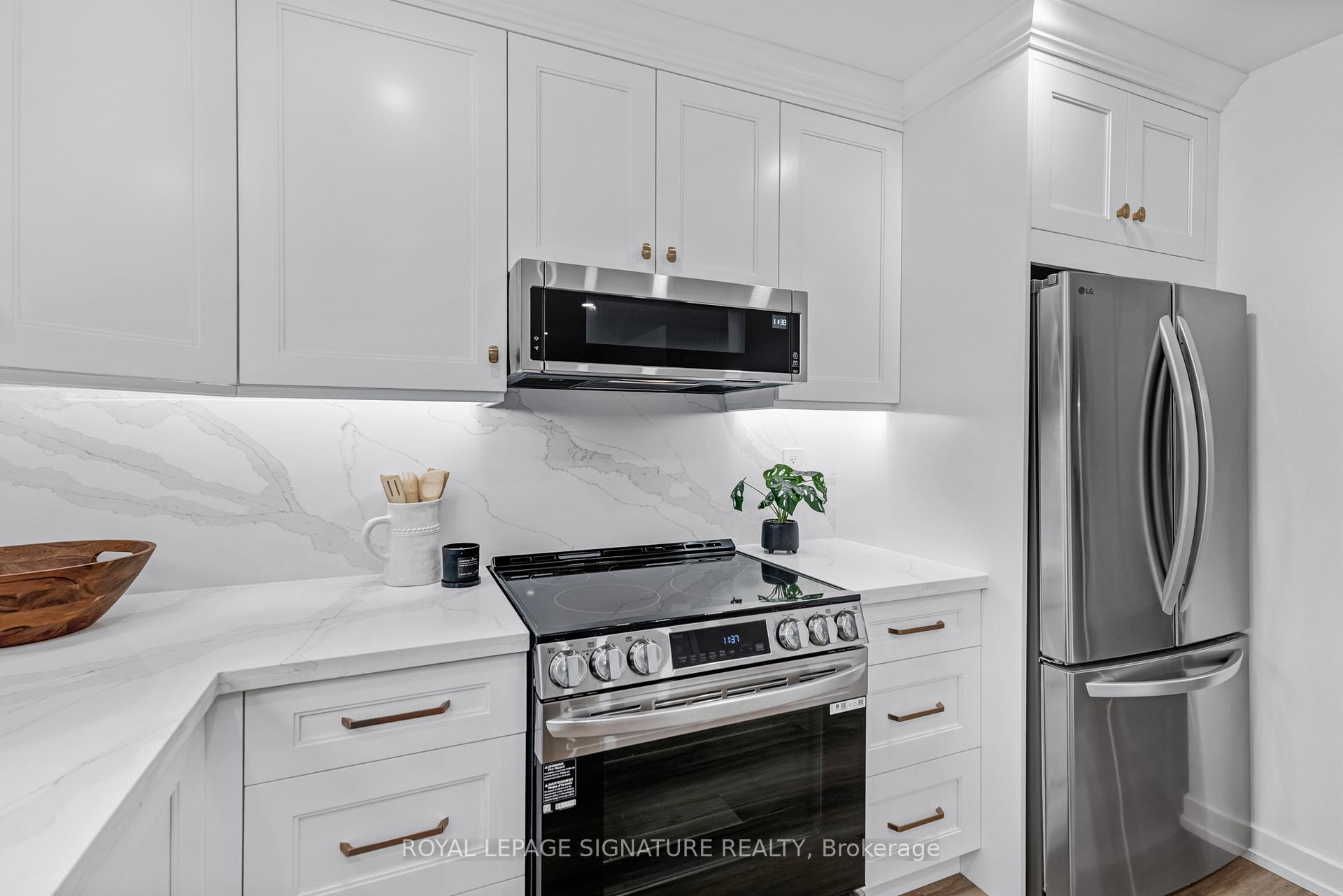 Photo 10 of Unit 6, 67 Poplar Crescent, Aurora, Aurora Highlands — HOMEH